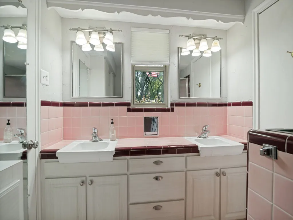 Shared bathroom, Jack and Jill style