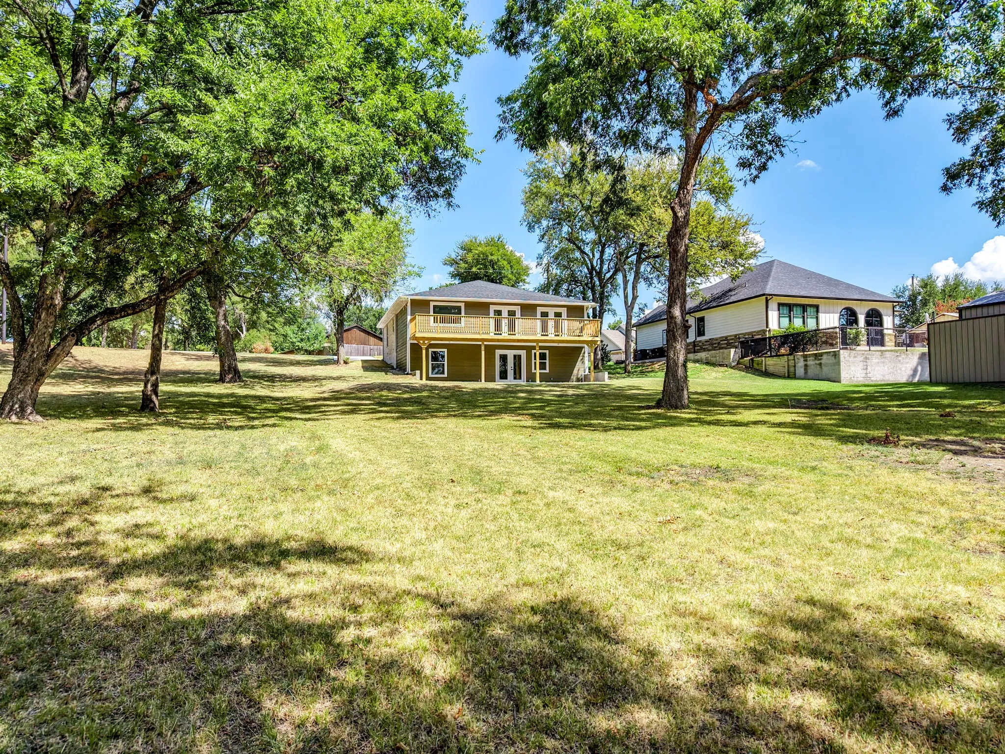 Single Family Residence For Sale in Rains County , 180 Shoreline Road, East Tawakoni, Texas 75472, 3 Bedroom, 3 Bathroom, Garage spaces, 2,508 Sqft, built in 1972, mls#21357568, Real Estate Agent in East Tawakoni, Homes For Sale in Rains county, Homes For Sale in East Tawakoni, Realtor in East Tawakoni Texas, Real Estate Brokerage Independent Realty Texas, Luminita Cordes Realtor