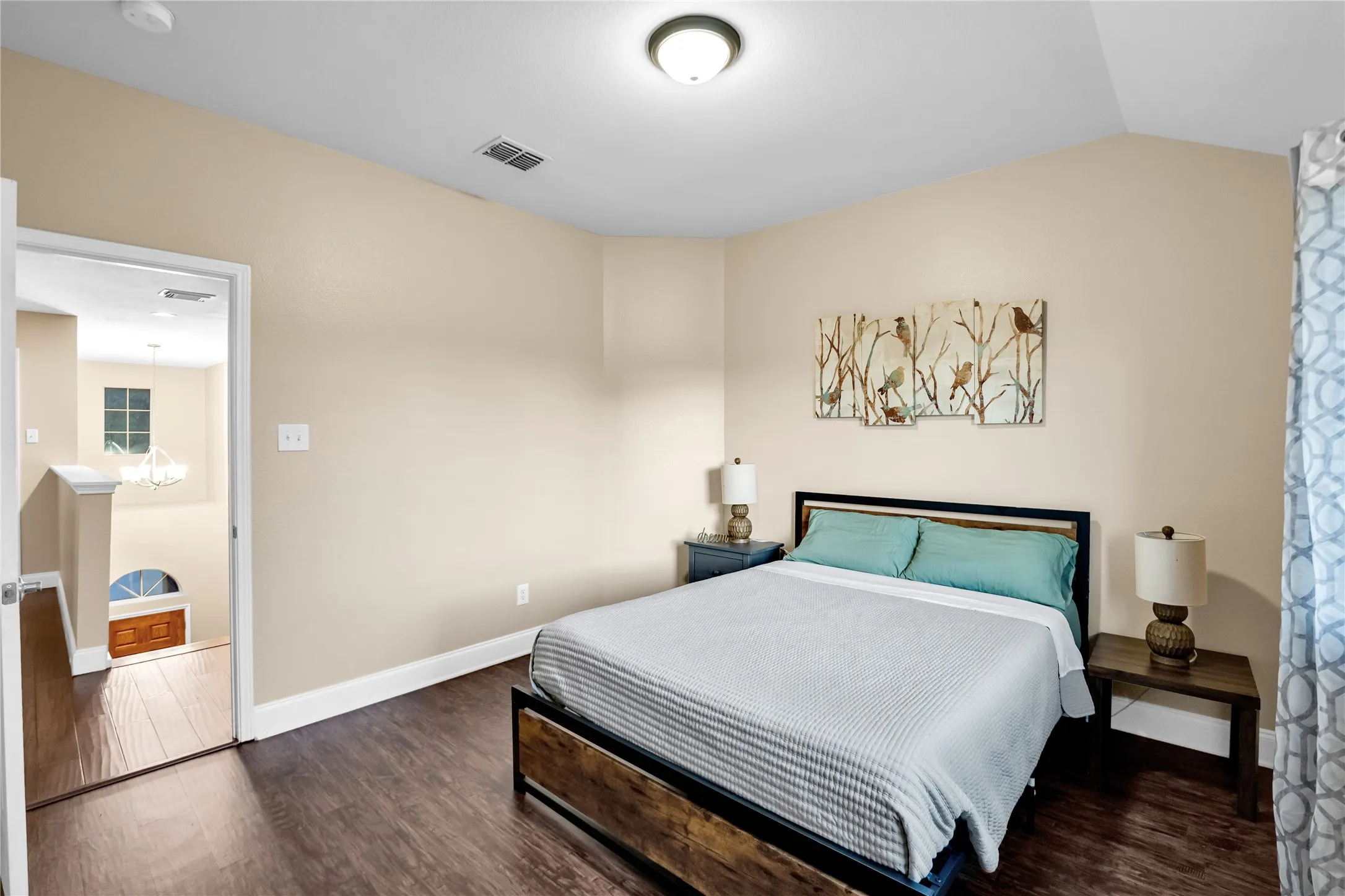 Vaulted ceiling, wood-finish flooring, recessed lighting, and neutral wall tones