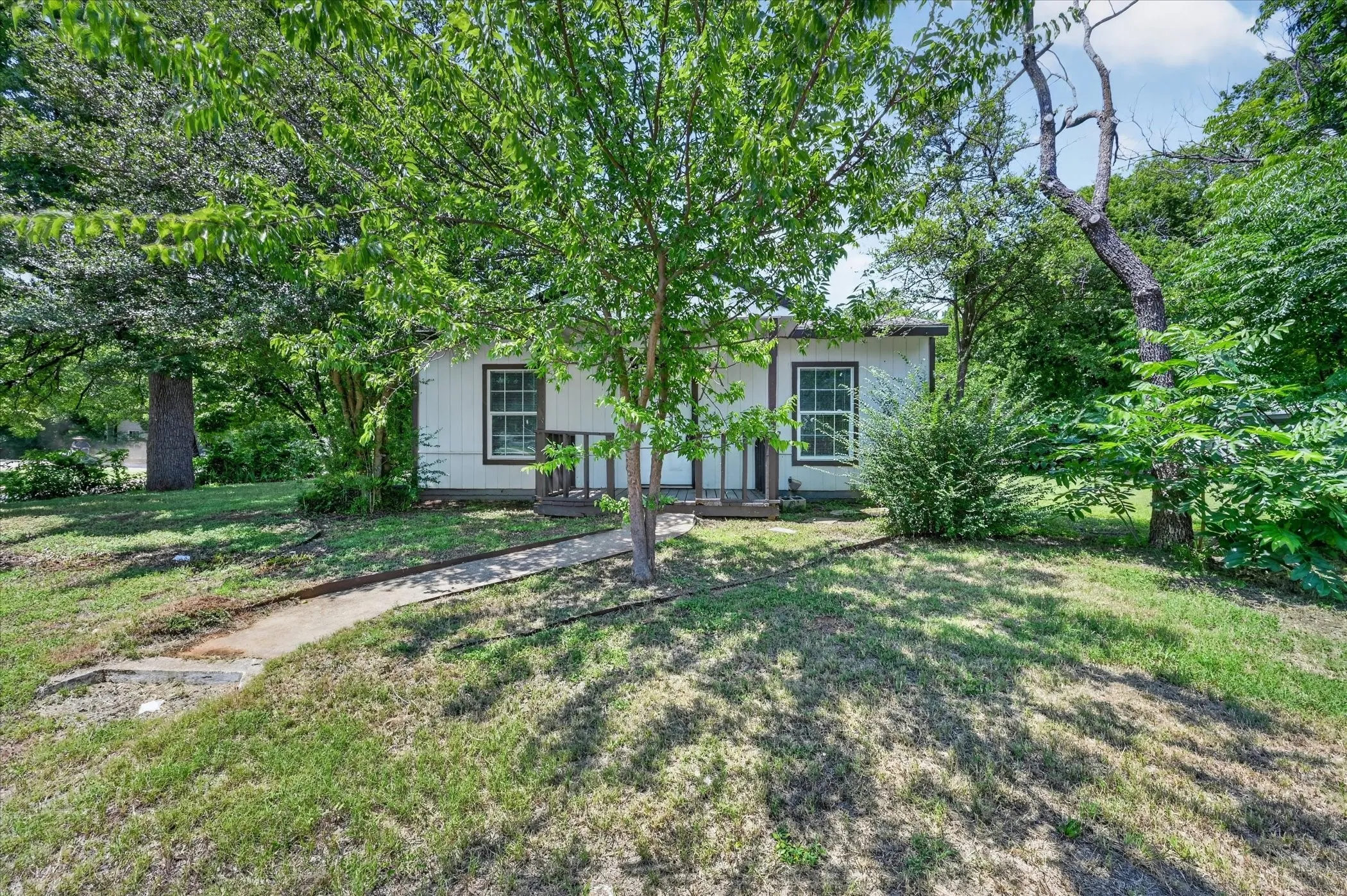 Single Family Residence For Rent in Johnson County , 601 Royal Street, Cleburne, Texas 76031, 1 Bedroom, 1 Bathroom, Garage spaces, 720 Sqft, built in 1986, mls#21360446, Real Estate Agent in Cleburne, Homes For Rent in Johnson county, Homes For Rent in Cleburne, Realtor in Cleburne Texas, Real Estate Brokerage Independent Realty Texas, Luminita Cordes Realtor