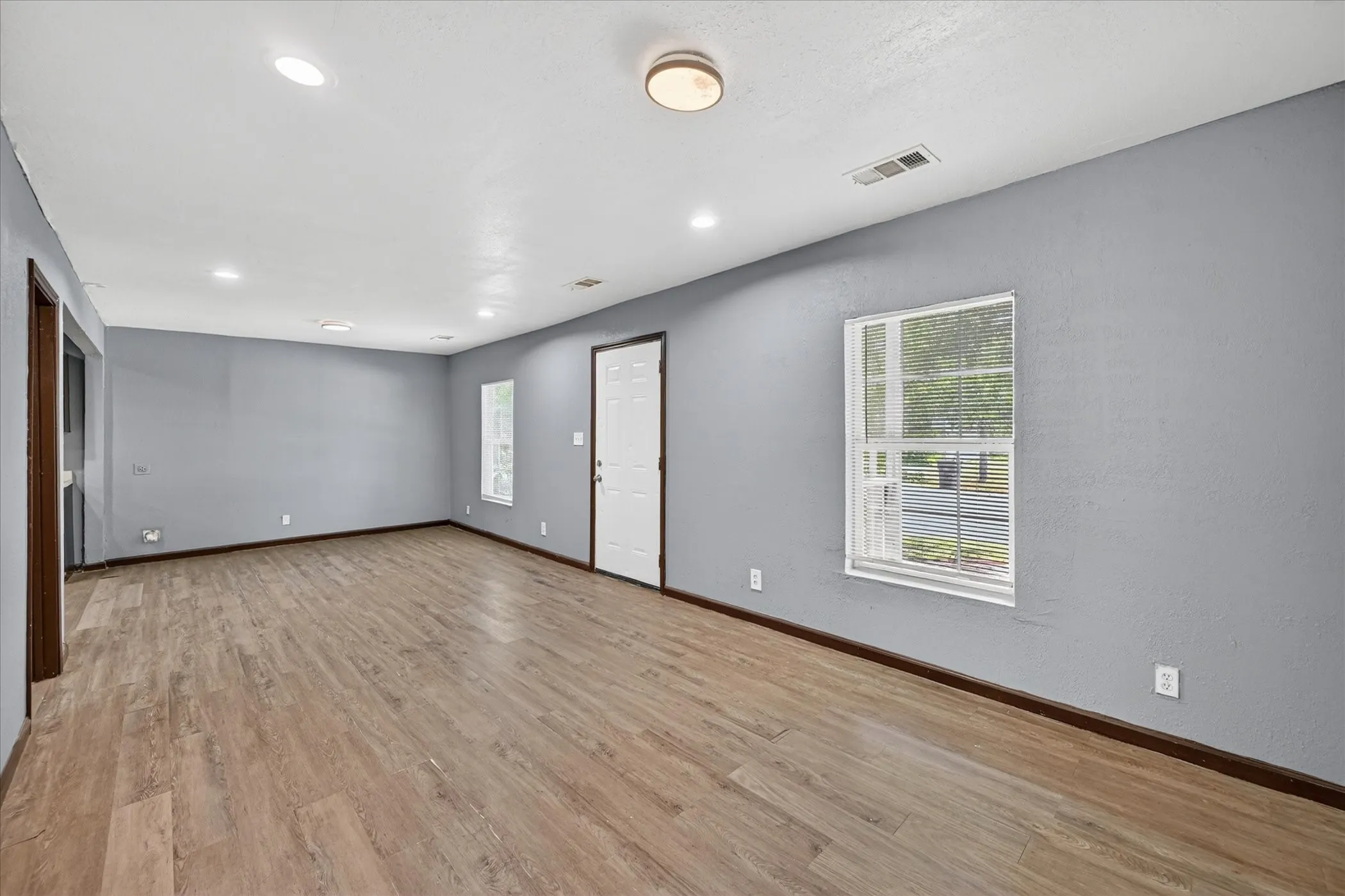 Single Family Residence For Rent in Johnson County , 601 Royal Street, Cleburne, Texas 76031, 1 Bedroom, 1 Bathroom, Garage spaces, 720 Sqft, built in 1986, mls#21360446, Real Estate Agent in Cleburne, Homes For Rent in Johnson county, Homes For Rent in Cleburne, Realtor in Cleburne Texas, Real Estate Brokerage Independent Realty Texas, Luminita Cordes Realtor
