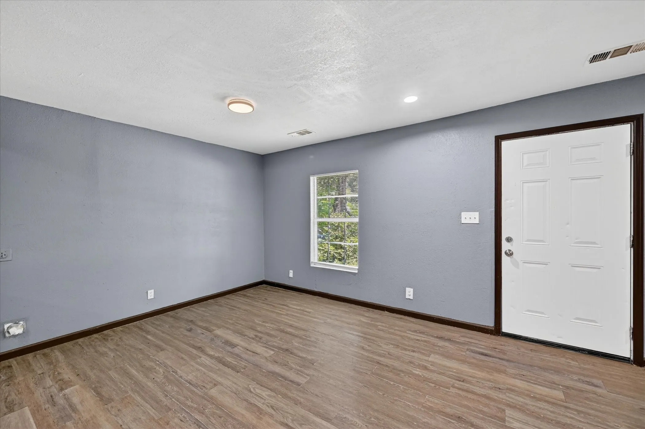 Single Family Residence For Rent in Johnson County , 601 Royal Street, Cleburne, Texas 76031, 1 Bedroom, 1 Bathroom, Garage spaces, 720 Sqft, built in 1986, mls#21360446, Real Estate Agent in Cleburne, Homes For Rent in Johnson county, Homes For Rent in Cleburne, Realtor in Cleburne Texas, Real Estate Brokerage Independent Realty Texas, Luminita Cordes Realtor