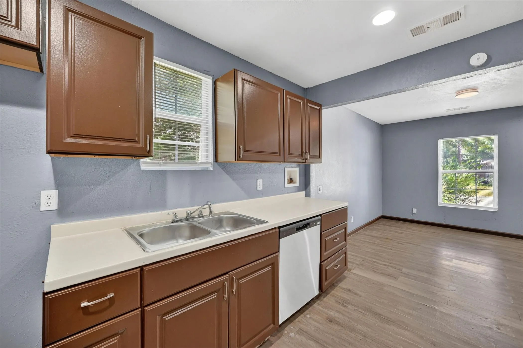 Single Family Residence For Rent in Johnson County , 601 Royal Street, Cleburne, Texas 76031, 1 Bedroom, 1 Bathroom, Garage spaces, 720 Sqft, built in 1986, mls#21360446, Real Estate Agent in Cleburne, Homes For Rent in Johnson county, Homes For Rent in Cleburne, Realtor in Cleburne Texas, Real Estate Brokerage Independent Realty Texas, Luminita Cordes Realtor