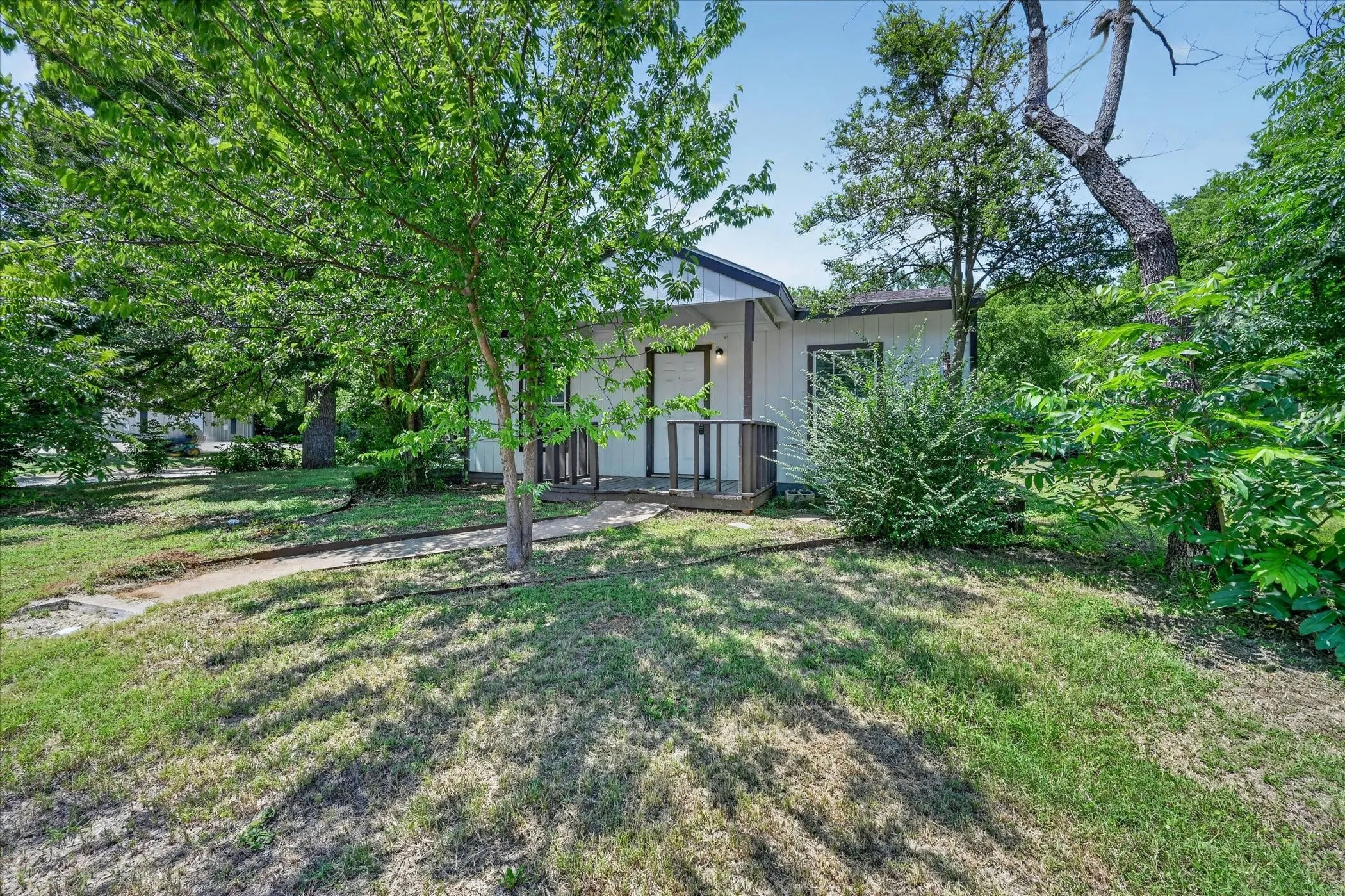 Single Family Residence For Rent in Johnson County , 601 Royal Street, Cleburne, Texas 76031, 1 Bedroom, 1 Bathroom, Garage spaces, 720 Sqft, built in 1986, mls#21360446, Real Estate Agent in Cleburne, Homes For Rent in Johnson county, Homes For Rent in Cleburne, Realtor in Cleburne Texas, Real Estate Brokerage Independent Realty Texas, Luminita Cordes Realtor