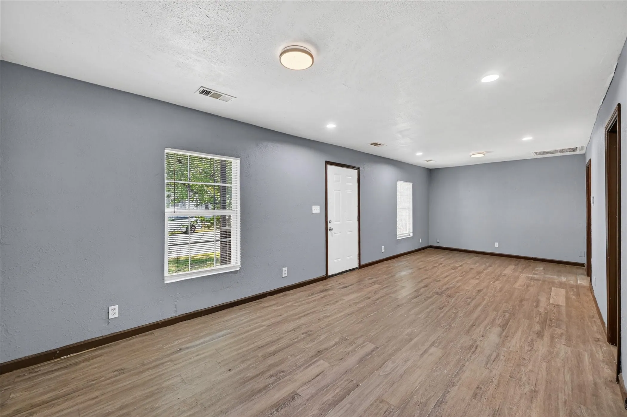 Single Family Residence For Rent in Johnson County , 601 Royal Street, Cleburne, Texas 76031, 1 Bedroom, 1 Bathroom, Garage spaces, 720 Sqft, built in 1986, mls#21360446, Real Estate Agent in Cleburne, Homes For Rent in Johnson county, Homes For Rent in Cleburne, Realtor in Cleburne Texas, Real Estate Brokerage Independent Realty Texas, Luminita Cordes Realtor