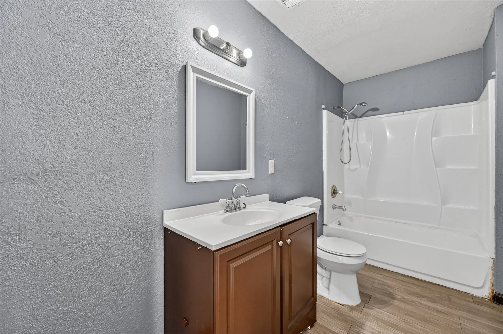 Single Family Residence For Rent in Johnson County , 601 Royal Street, Cleburne, Texas 76031, 1 Bedroom, 1 Bathroom, Garage spaces, 720 Sqft, built in 1986, mls#21360446, Real Estate Agent in Cleburne, Homes For Rent in Johnson county, Homes For Rent in Cleburne, Realtor in Cleburne Texas, Real Estate Brokerage Independent Realty Texas, Luminita Cordes Realtor
