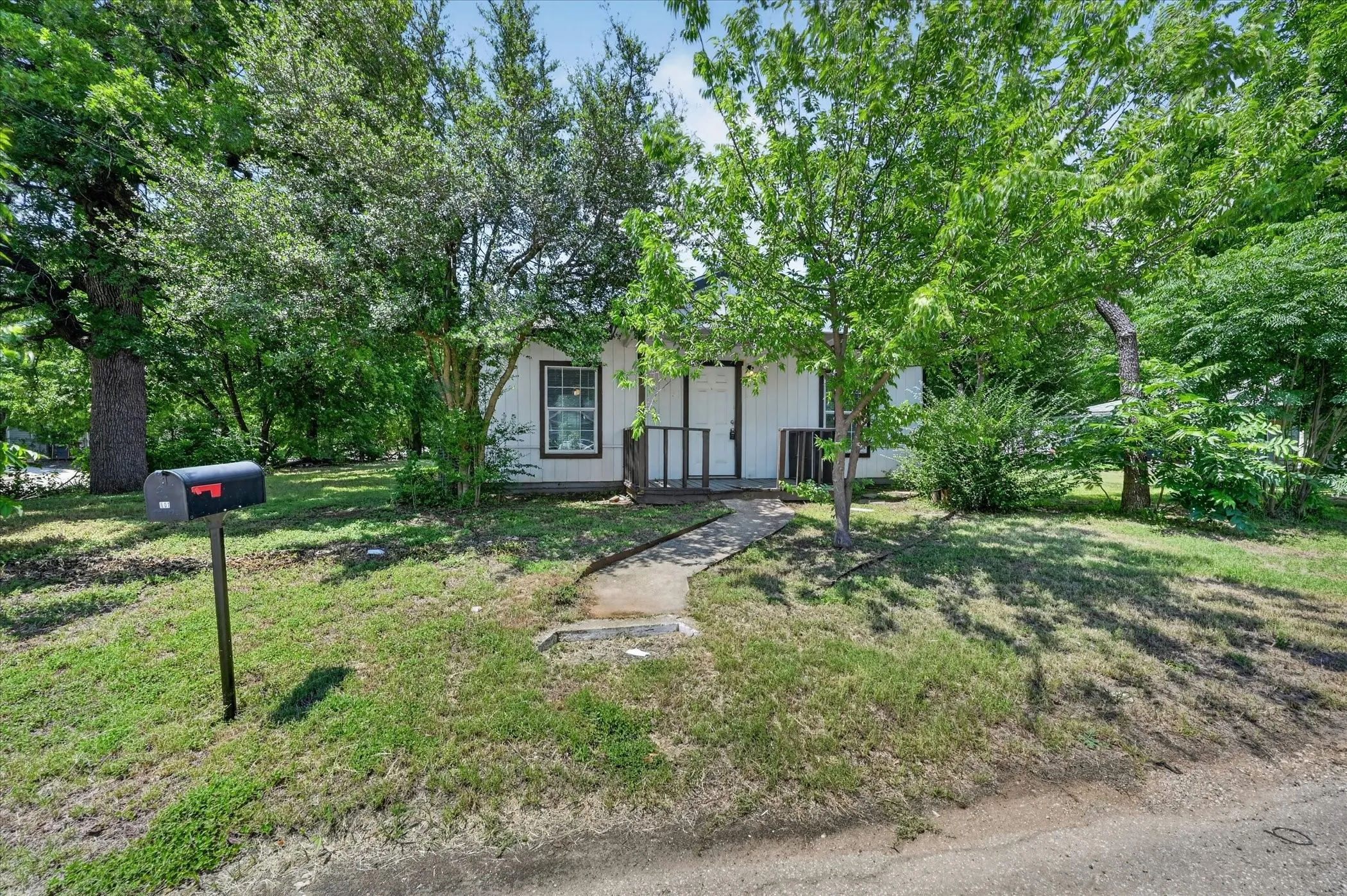 Single Family Residence For Rent in Johnson County , 601 Royal Street, Cleburne, Texas 76031, 1 Bedroom, 1 Bathroom, Garage spaces, 720 Sqft, built in 1986, mls#21360446, Real Estate Agent in Cleburne, Homes For Rent in Johnson county, Homes For Rent in Cleburne, Realtor in Cleburne Texas, Real Estate Brokerage Independent Realty Texas, Luminita Cordes Realtor