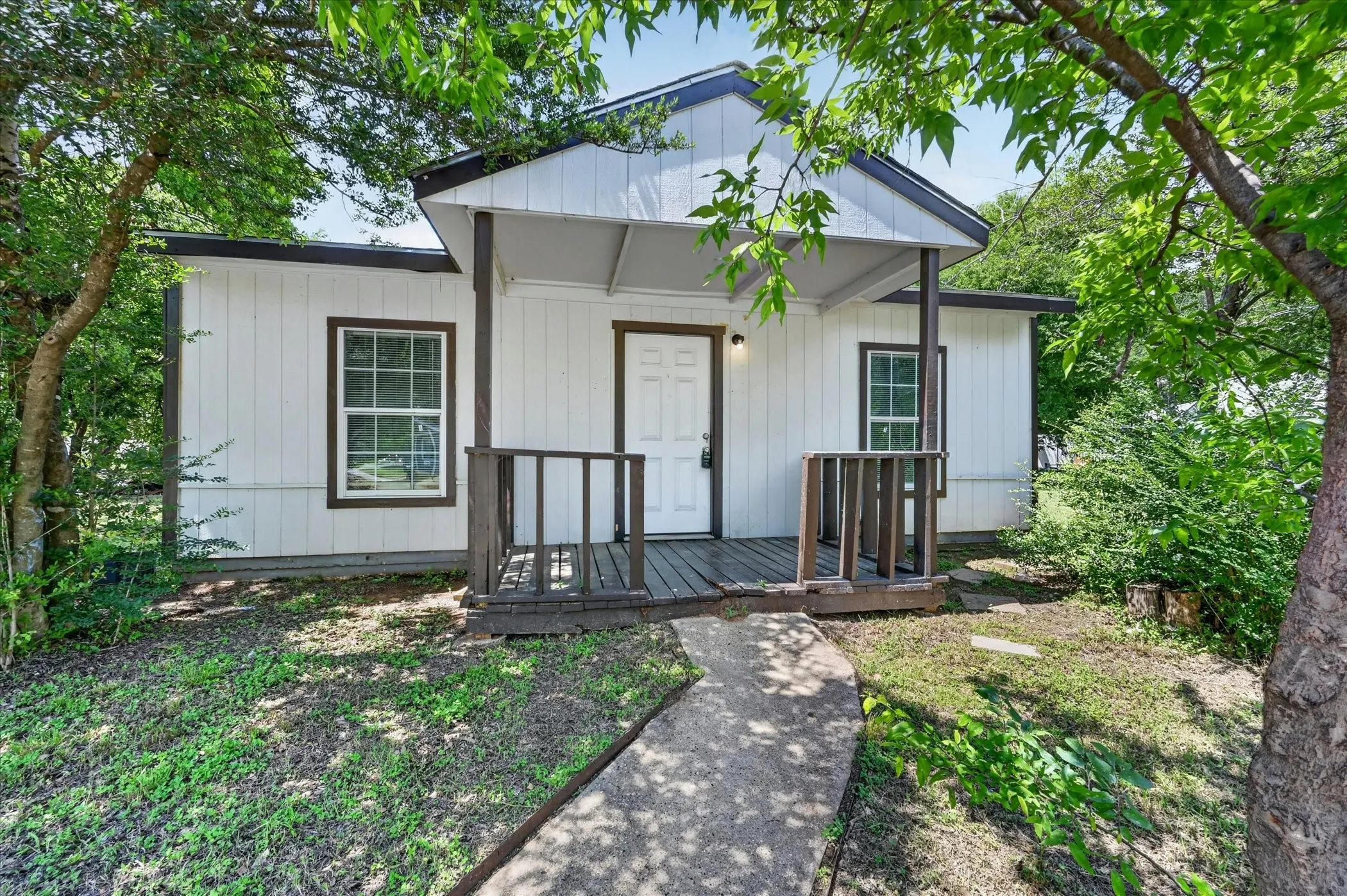Single Family Residence For Rent in Johnson County , 601 Royal Street, Cleburne, Texas 76031, 1 Bedroom, 1 Bathroom, Garage spaces, 720 Sqft, built in 1986, mls#21360446, Real Estate Agent in Cleburne, Homes For Rent in Johnson county, Homes For Rent in Cleburne, Realtor in Cleburne Texas, Real Estate Brokerage Independent Realty Texas, Luminita Cordes Realtor