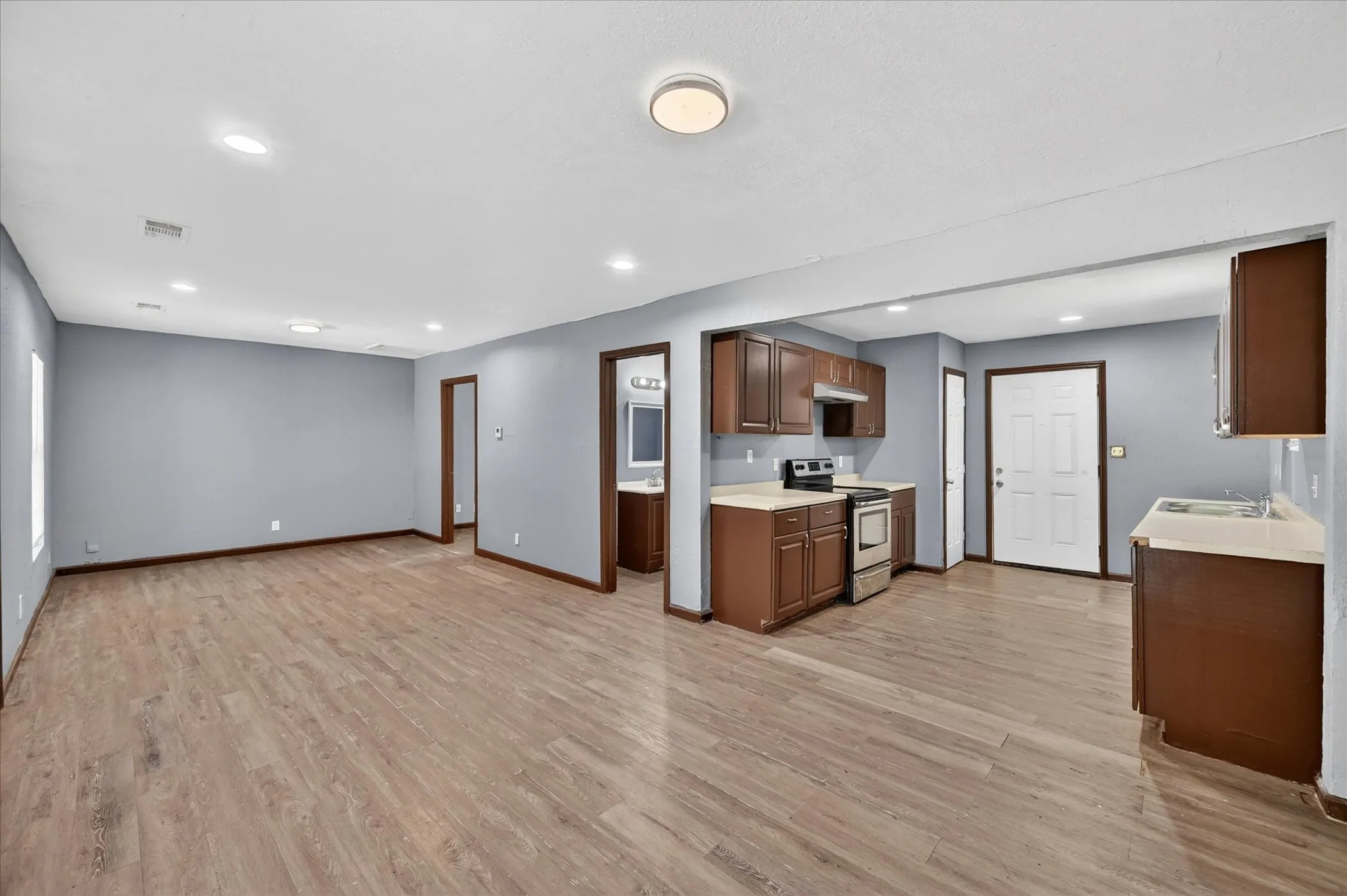 Single Family Residence For Rent in Johnson County , 601 Royal Street, Cleburne, Texas 76031, 1 Bedroom, 1 Bathroom, Garage spaces, 720 Sqft, built in 1986, mls#21360446, Real Estate Agent in Cleburne, Homes For Rent in Johnson county, Homes For Rent in Cleburne, Realtor in Cleburne Texas, Real Estate Brokerage Independent Realty Texas, Luminita Cordes Realtor