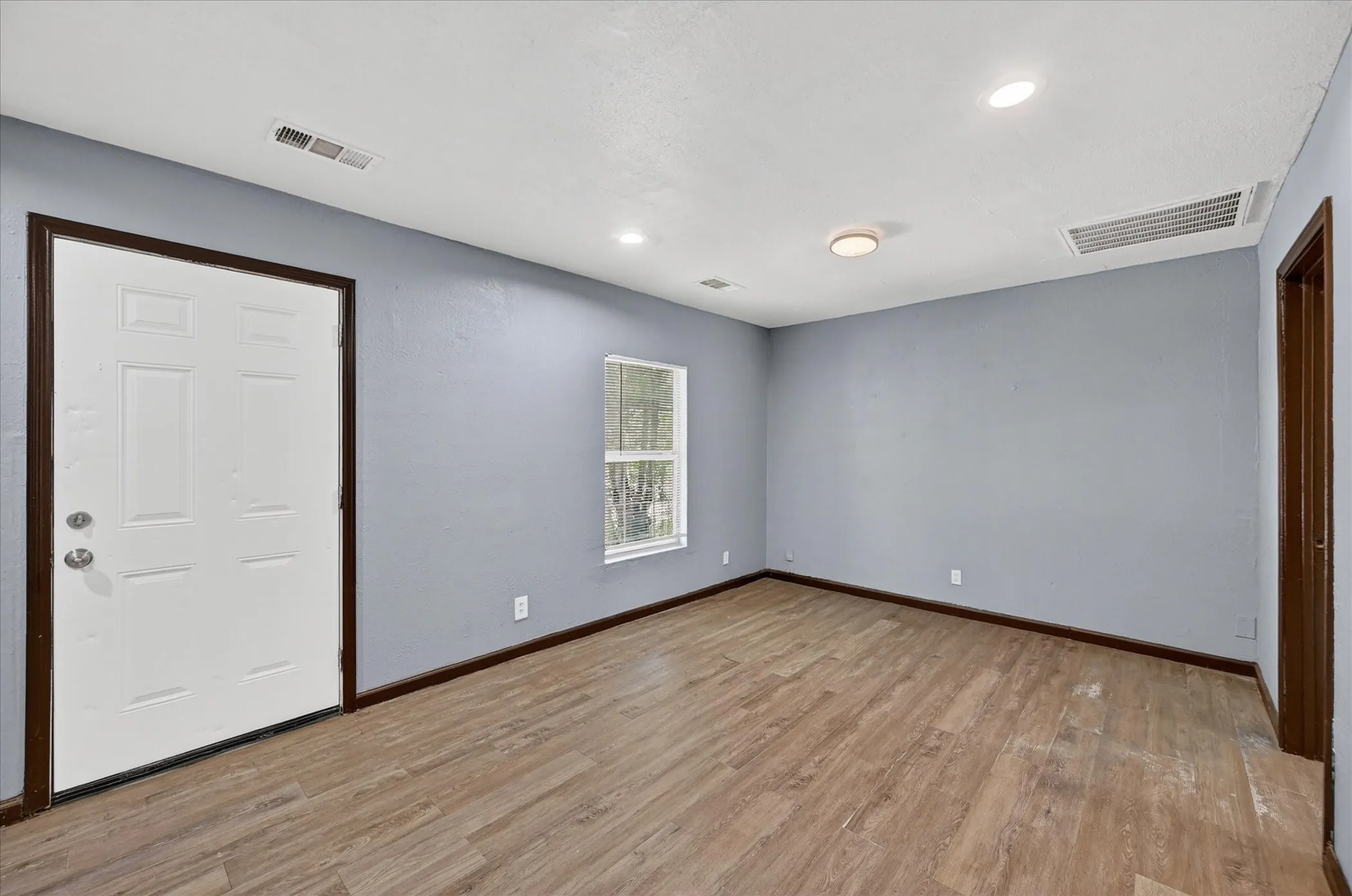Single Family Residence For Rent in Johnson County , 601 Royal Street, Cleburne, Texas 76031, 1 Bedroom, 1 Bathroom, Garage spaces, 720 Sqft, built in 1986, mls#21360446, Real Estate Agent in Cleburne, Homes For Rent in Johnson county, Homes For Rent in Cleburne, Realtor in Cleburne Texas, Real Estate Brokerage Independent Realty Texas, Luminita Cordes Realtor