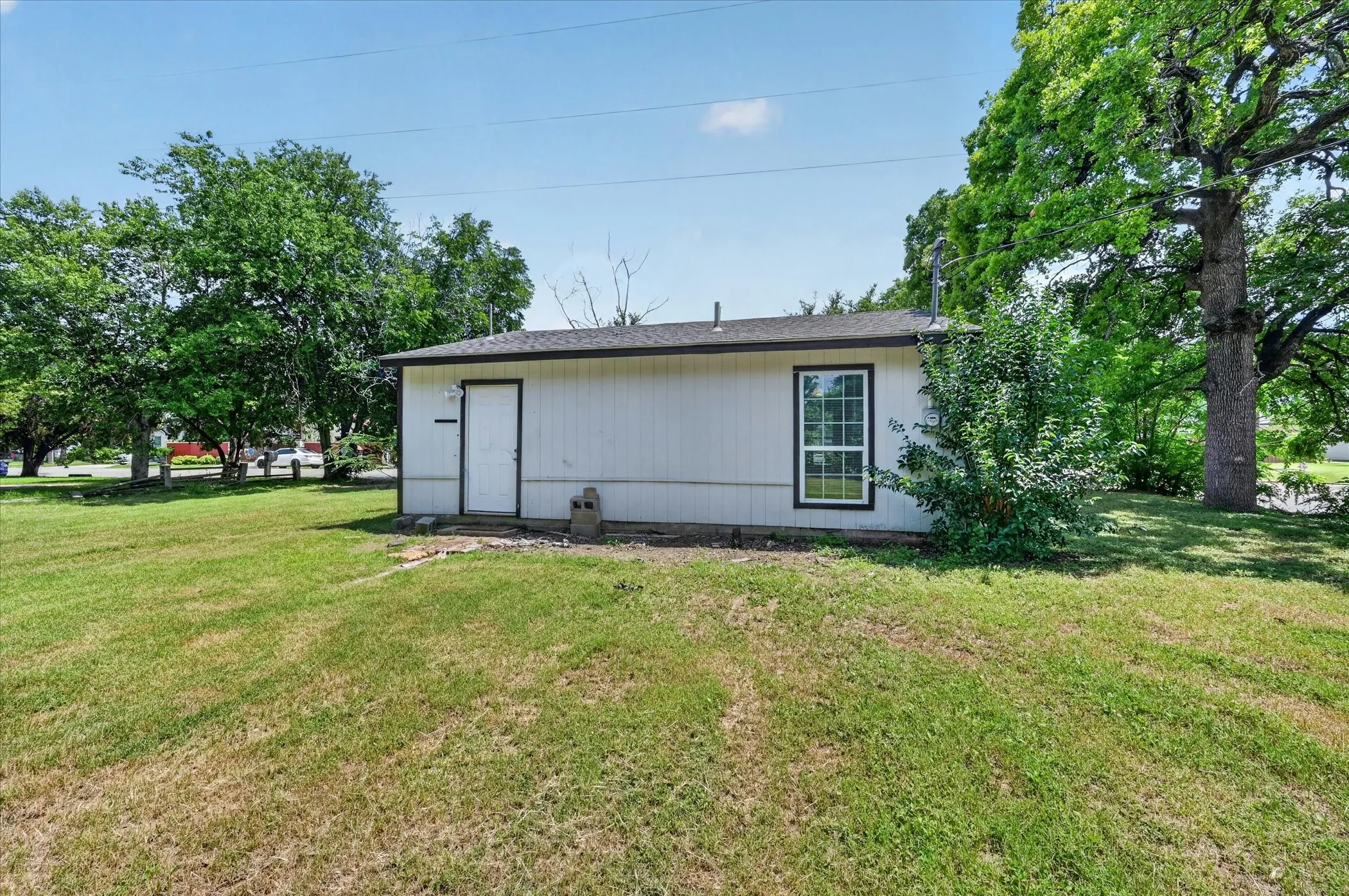 Single Family Residence For Rent in Johnson County , 601 Royal Street, Cleburne, Texas 76031, 1 Bedroom, 1 Bathroom, Garage spaces, 720 Sqft, built in 1986, mls#21360446, Real Estate Agent in Cleburne, Homes For Rent in Johnson county, Homes For Rent in Cleburne, Realtor in Cleburne Texas, Real Estate Brokerage Independent Realty Texas, Luminita Cordes Realtor
