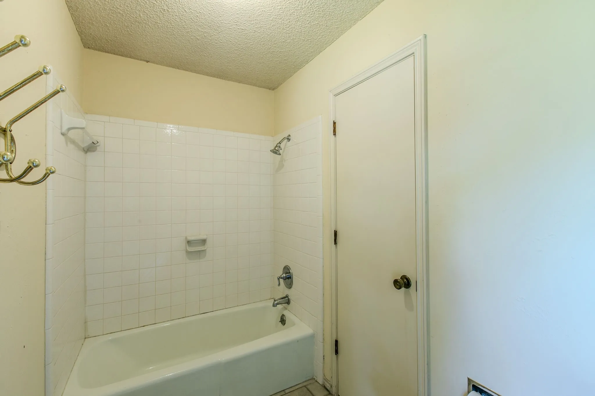 Single Family Residence For Sale in Tarrant County , 4400 Kingswick Drive, Arlington, Texas 76016, 4 Bedroom, 3 Bathroom, 2 Garage spaces, 2,742 Sqft, built in 1976, mls#21360415, Real Estate Agent in Arlington, Homes For Sale in Tarrant county, Homes For Sale in Arlington, Realtor in Arlington Texas, Real Estate Brokerage Independent Realty Texas, Luminita Cordes Realtor