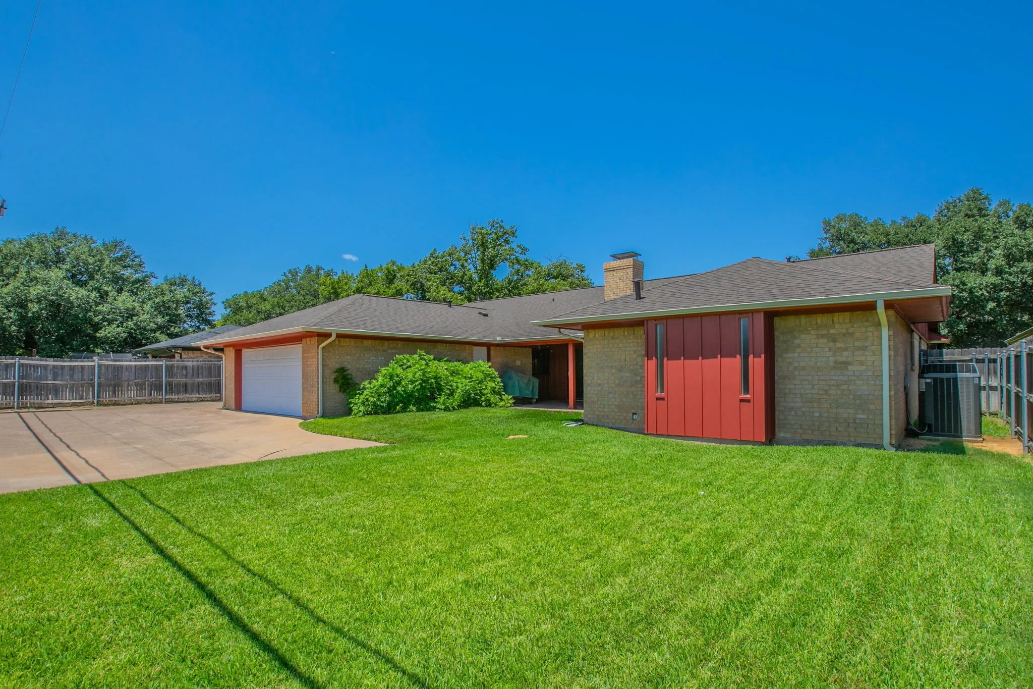Single Family Residence For Sale in Tarrant County , 4400 Kingswick Drive, Arlington, Texas 76016, 4 Bedroom, 3 Bathroom, 2 Garage spaces, 2,742 Sqft, built in 1976, mls#21360415, Real Estate Agent in Arlington, Homes For Sale in Tarrant county, Homes For Sale in Arlington, Realtor in Arlington Texas, Real Estate Brokerage Independent Realty Texas, Luminita Cordes Realtor