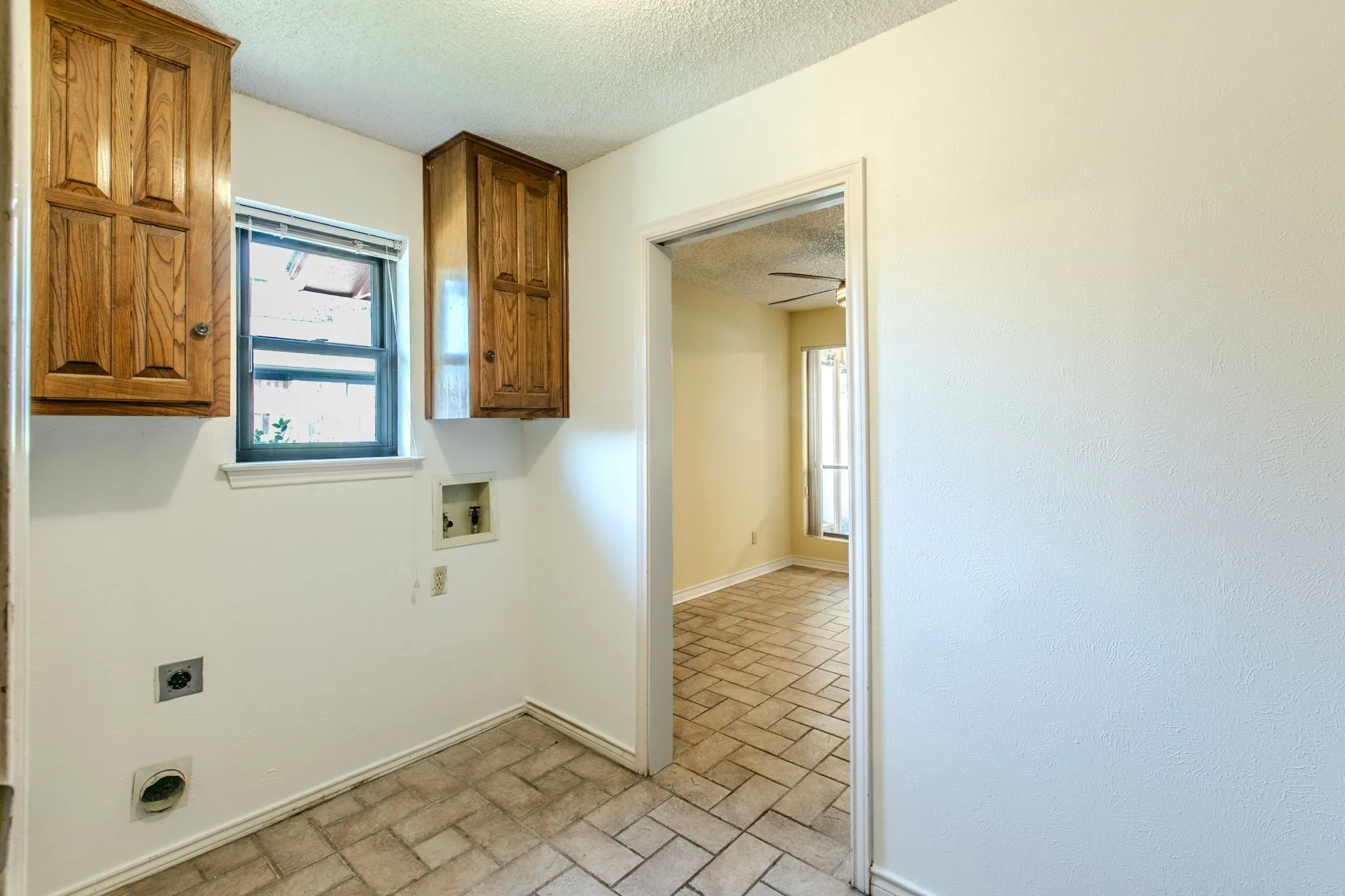 Single Family Residence For Sale in Tarrant County , 4400 Kingswick Drive, Arlington, Texas 76016, 4 Bedroom, 3 Bathroom, 2 Garage spaces, 2,742 Sqft, built in 1976, mls#21360415, Real Estate Agent in Arlington, Homes For Sale in Tarrant county, Homes For Sale in Arlington, Realtor in Arlington Texas, Real Estate Brokerage Independent Realty Texas, Luminita Cordes Realtor