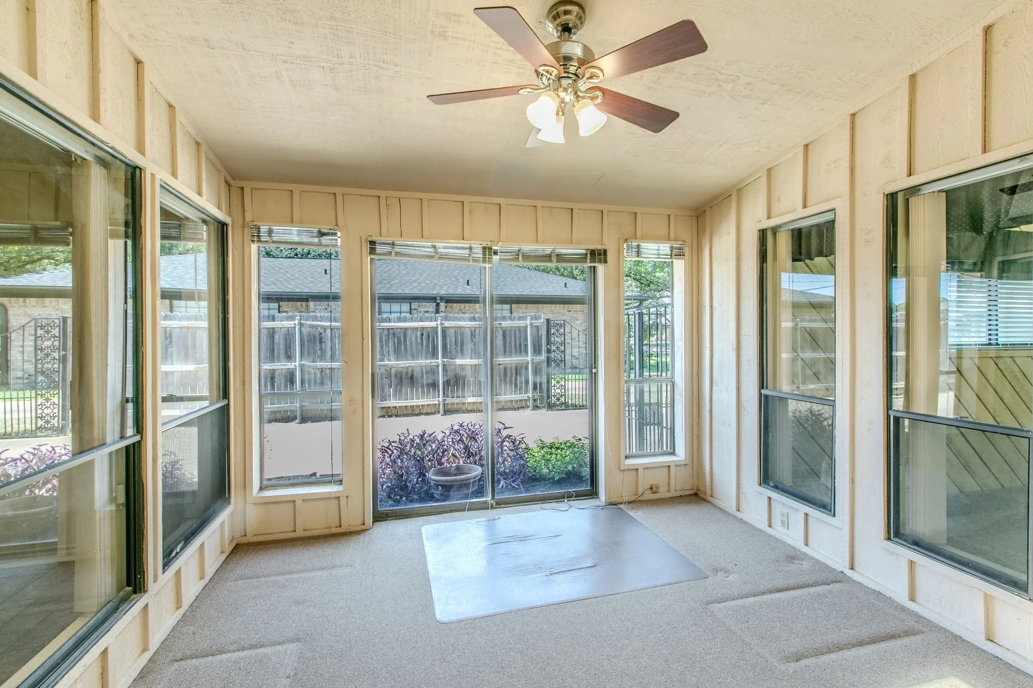 Single Family Residence For Sale in Tarrant County , 4400 Kingswick Drive, Arlington, Texas 76016, 4 Bedroom, 3 Bathroom, 2 Garage spaces, 2,742 Sqft, built in 1976, mls#21360415, Real Estate Agent in Arlington, Homes For Sale in Tarrant county, Homes For Sale in Arlington, Realtor in Arlington Texas, Real Estate Brokerage Independent Realty Texas, Luminita Cordes Realtor