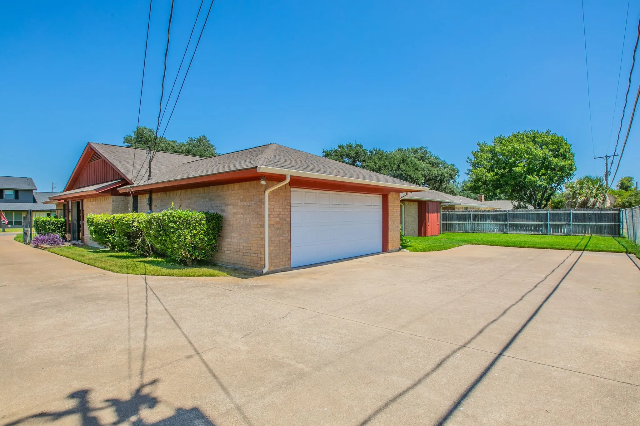 Single Family Residence For Sale in Tarrant County , 4400 Kingswick Drive, Arlington, Texas 76016, 4 Bedroom, 3 Bathroom, 2 Garage spaces, 2,742 Sqft, built in 1976, mls#21360415, Real Estate Agent in Arlington, Homes For Sale in Tarrant county, Homes For Sale in Arlington, Realtor in Arlington Texas, Real Estate Brokerage Independent Realty Texas, Luminita Cordes Realtor