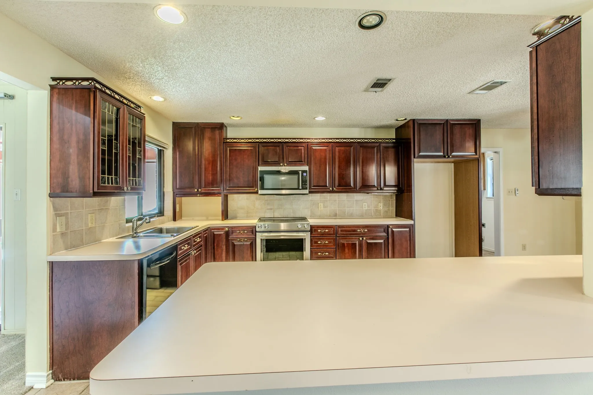 Single Family Residence For Sale in Tarrant County , 4400 Kingswick Drive, Arlington, Texas 76016, 4 Bedroom, 3 Bathroom, 2 Garage spaces, 2,742 Sqft, built in 1976, mls#21360415, Real Estate Agent in Arlington, Homes For Sale in Tarrant county, Homes For Sale in Arlington, Realtor in Arlington Texas, Real Estate Brokerage Independent Realty Texas, Luminita Cordes Realtor