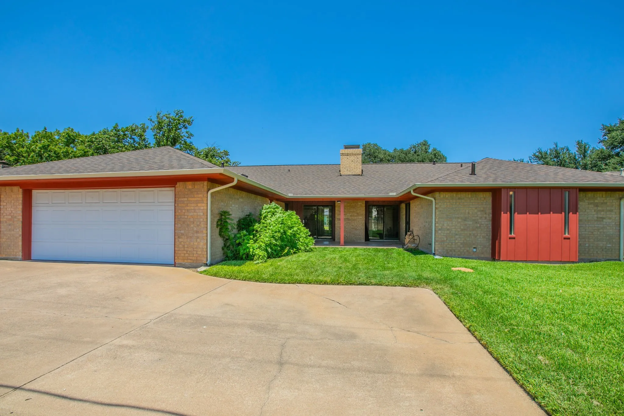 Single Family Residence For Sale in Tarrant County , 4400 Kingswick Drive, Arlington, Texas 76016, 4 Bedroom, 3 Bathroom, 2 Garage spaces, 2,742 Sqft, built in 1976, mls#21360415, Real Estate Agent in Arlington, Homes For Sale in Tarrant county, Homes For Sale in Arlington, Realtor in Arlington Texas, Real Estate Brokerage Independent Realty Texas, Luminita Cordes Realtor