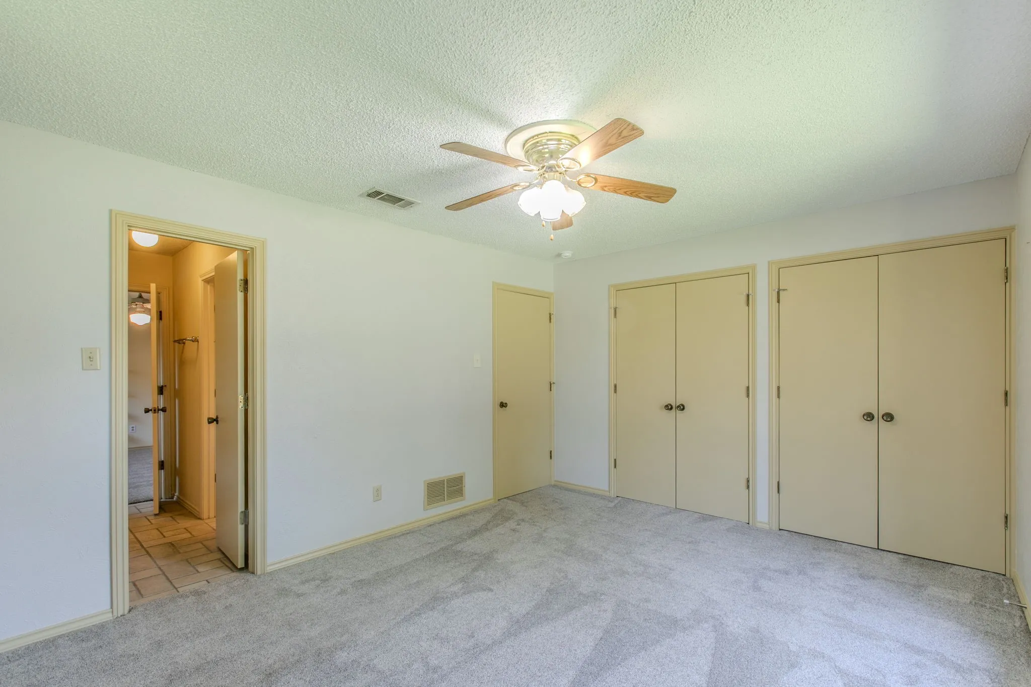 Single Family Residence For Sale in Tarrant County , 4400 Kingswick Drive, Arlington, Texas 76016, 4 Bedroom, 3 Bathroom, 2 Garage spaces, 2,742 Sqft, built in 1976, mls#21360415, Real Estate Agent in Arlington, Homes For Sale in Tarrant county, Homes For Sale in Arlington, Realtor in Arlington Texas, Real Estate Brokerage Independent Realty Texas, Luminita Cordes Realtor