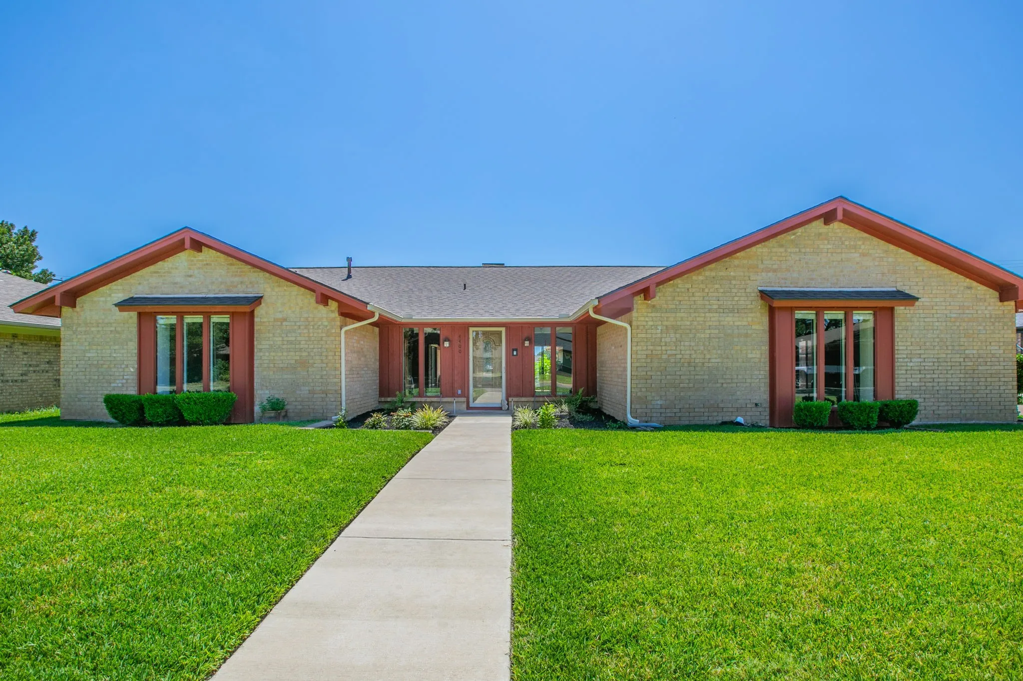 Single Family Residence For Sale in Tarrant County , 4400 Kingswick Drive, Arlington, Texas 76016, 4 Bedroom, 3 Bathroom, 2 Garage spaces, 2,742 Sqft, built in 1976, mls#21360415, Real Estate Agent in Arlington, Homes For Sale in Tarrant county, Homes For Sale in Arlington, Realtor in Arlington Texas, Real Estate Brokerage Independent Realty Texas, Luminita Cordes Realtor