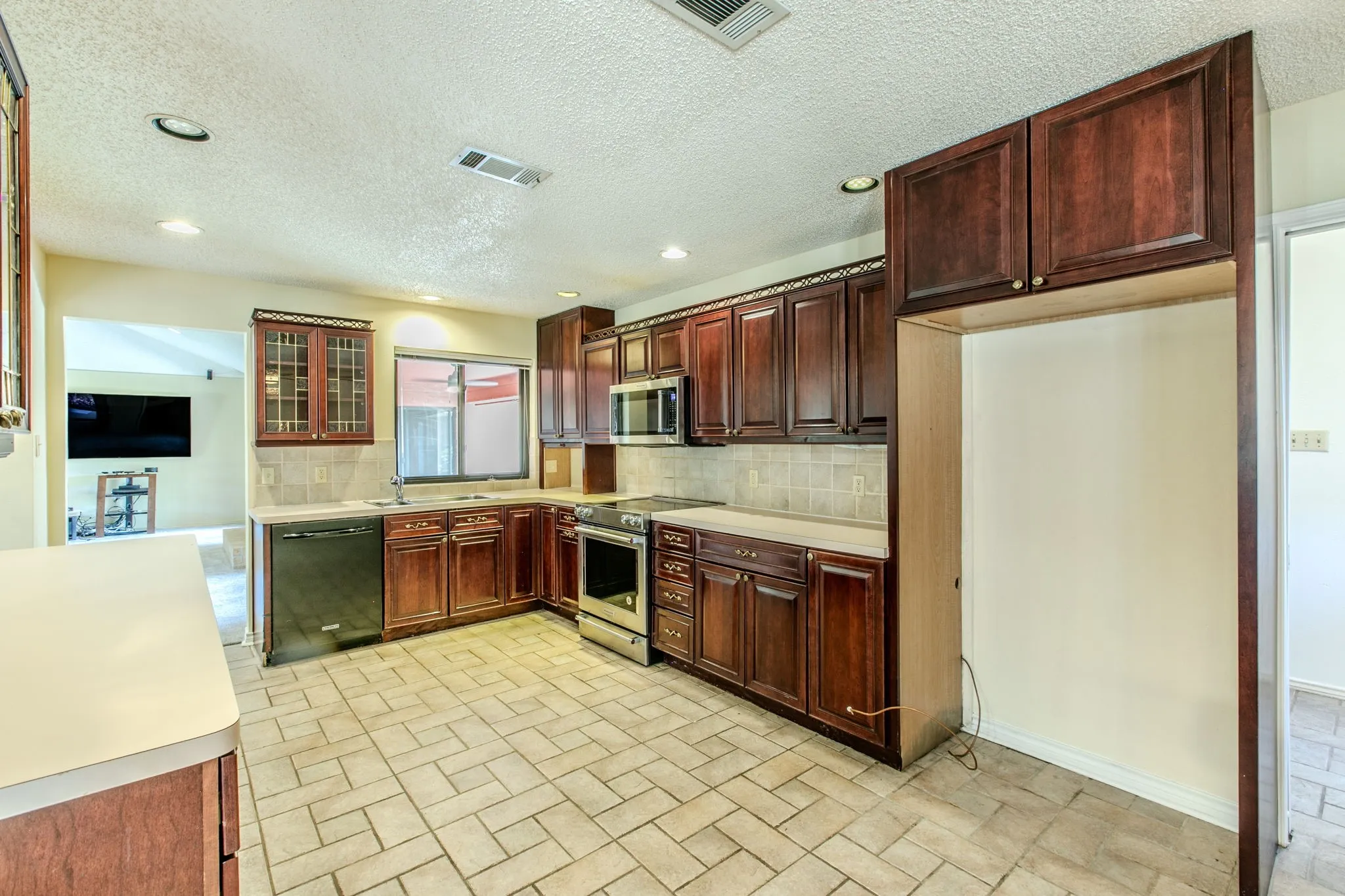 Single Family Residence For Sale in Tarrant County , 4400 Kingswick Drive, Arlington, Texas 76016, 4 Bedroom, 3 Bathroom, 2 Garage spaces, 2,742 Sqft, built in 1976, mls#21360415, Real Estate Agent in Arlington, Homes For Sale in Tarrant county, Homes For Sale in Arlington, Realtor in Arlington Texas, Real Estate Brokerage Independent Realty Texas, Luminita Cordes Realtor