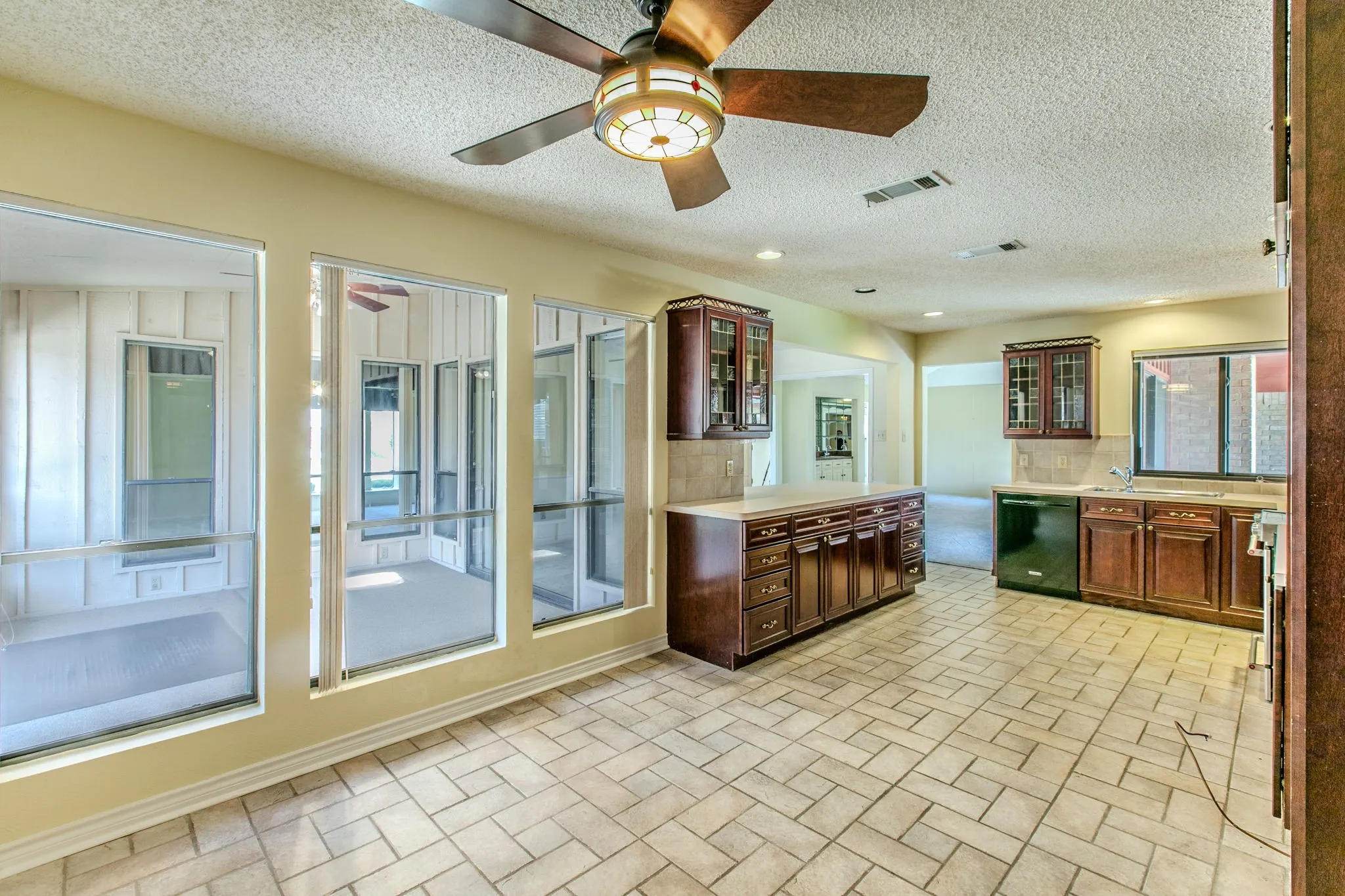 Single Family Residence For Sale in Tarrant County , 4400 Kingswick Drive, Arlington, Texas 76016, 4 Bedroom, 3 Bathroom, 2 Garage spaces, 2,742 Sqft, built in 1976, mls#21360415, Real Estate Agent in Arlington, Homes For Sale in Tarrant county, Homes For Sale in Arlington, Realtor in Arlington Texas, Real Estate Brokerage Independent Realty Texas, Luminita Cordes Realtor