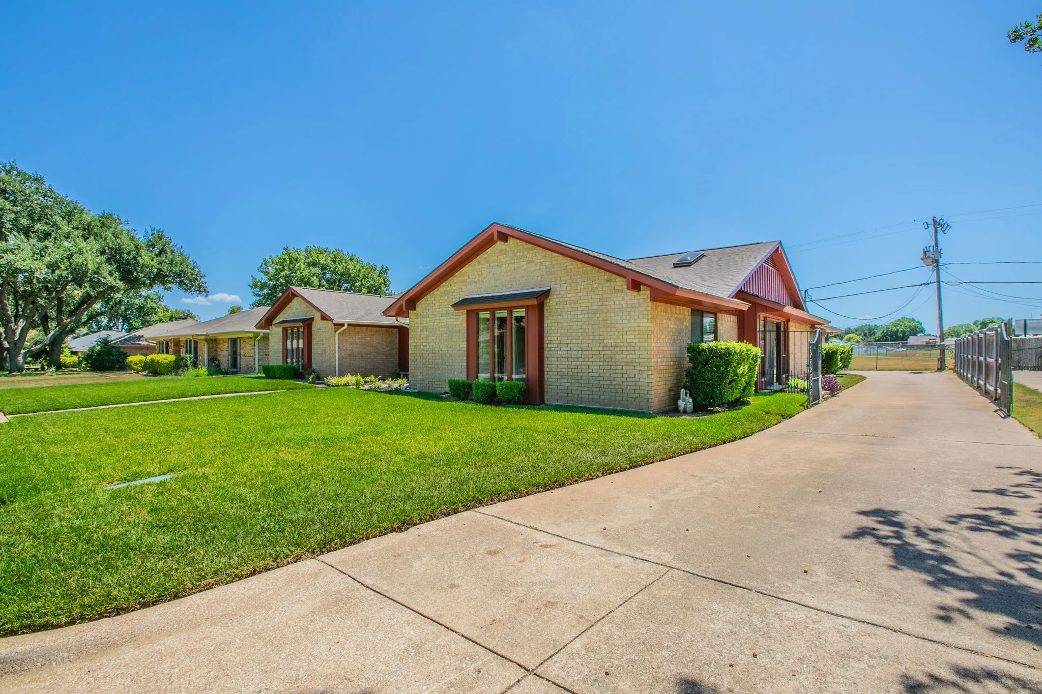 Single Family Residence For Sale in Tarrant County , 4400 Kingswick Drive, Arlington, Texas 76016, 4 Bedroom, 3 Bathroom, 2 Garage spaces, 2,742 Sqft, built in 1976, mls#21360415, Real Estate Agent in Arlington, Homes For Sale in Tarrant county, Homes For Sale in Arlington, Realtor in Arlington Texas, Real Estate Brokerage Independent Realty Texas, Luminita Cordes Realtor