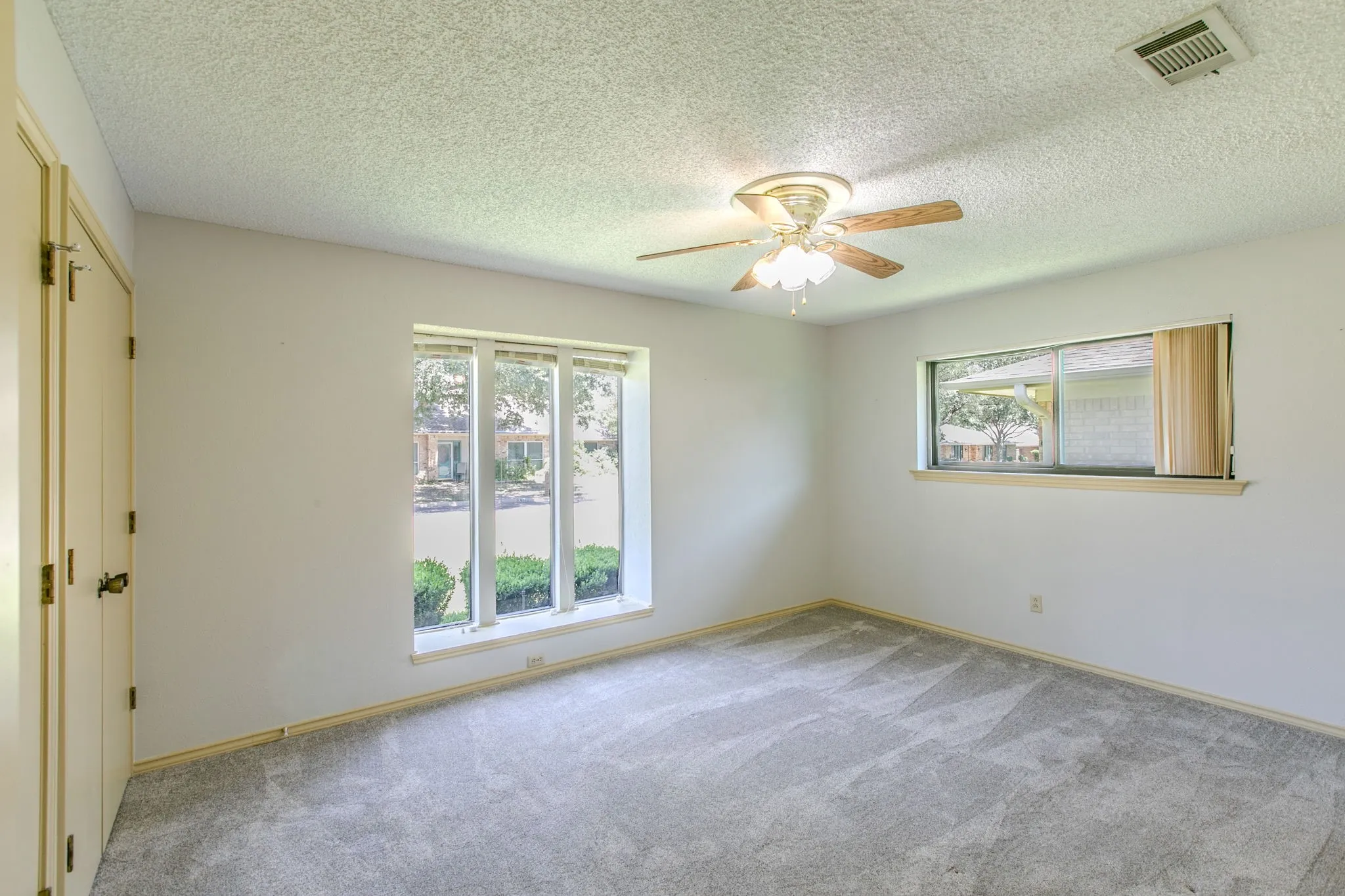 Single Family Residence For Sale in Tarrant County , 4400 Kingswick Drive, Arlington, Texas 76016, 4 Bedroom, 3 Bathroom, 2 Garage spaces, 2,742 Sqft, built in 1976, mls#21360415, Real Estate Agent in Arlington, Homes For Sale in Tarrant county, Homes For Sale in Arlington, Realtor in Arlington Texas, Real Estate Brokerage Independent Realty Texas, Luminita Cordes Realtor