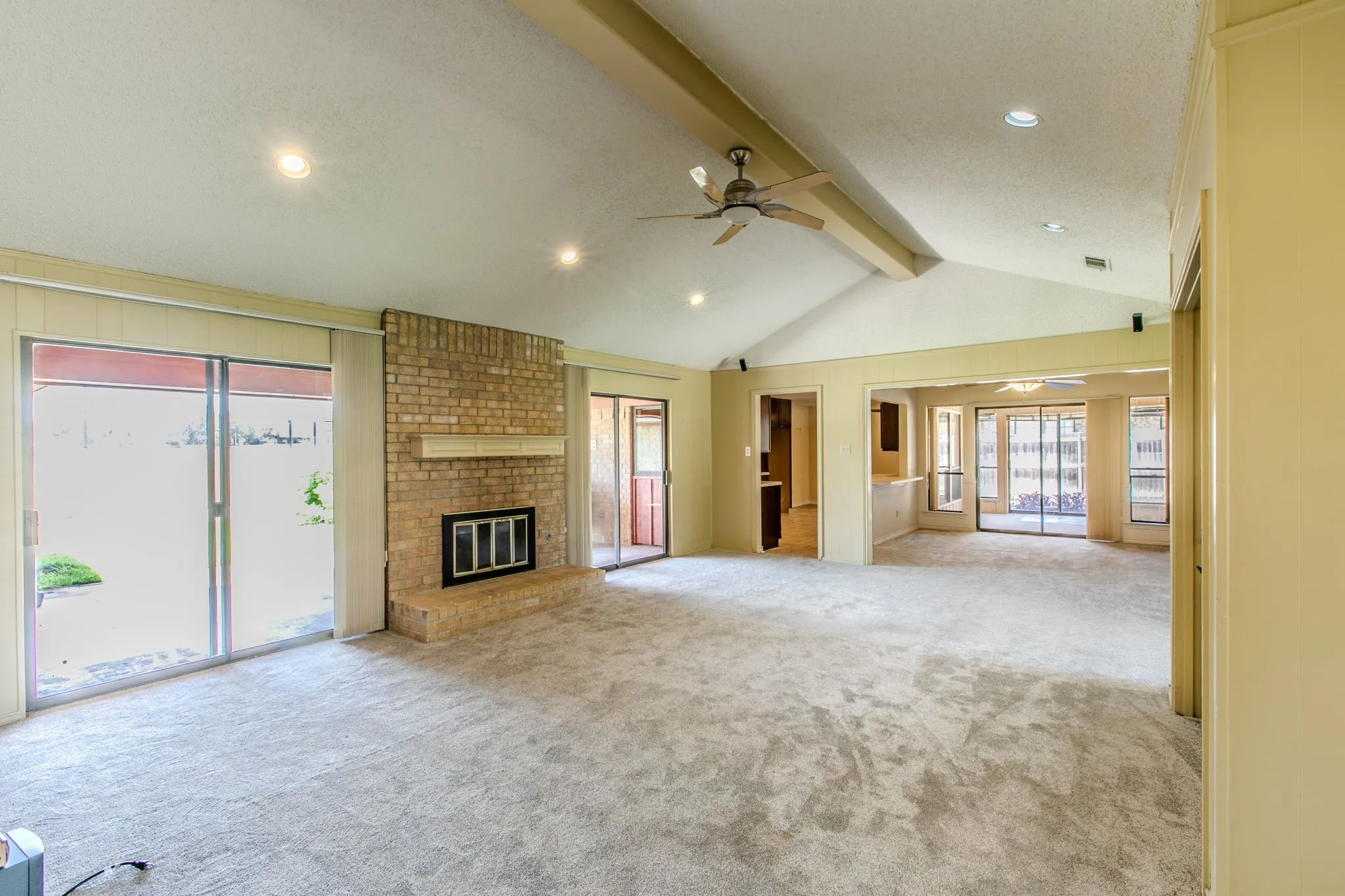 Single Family Residence For Sale in Tarrant County , 4400 Kingswick Drive, Arlington, Texas 76016, 4 Bedroom, 3 Bathroom, 2 Garage spaces, 2,742 Sqft, built in 1976, mls#21360415, Real Estate Agent in Arlington, Homes For Sale in Tarrant county, Homes For Sale in Arlington, Realtor in Arlington Texas, Real Estate Brokerage Independent Realty Texas, Luminita Cordes Realtor