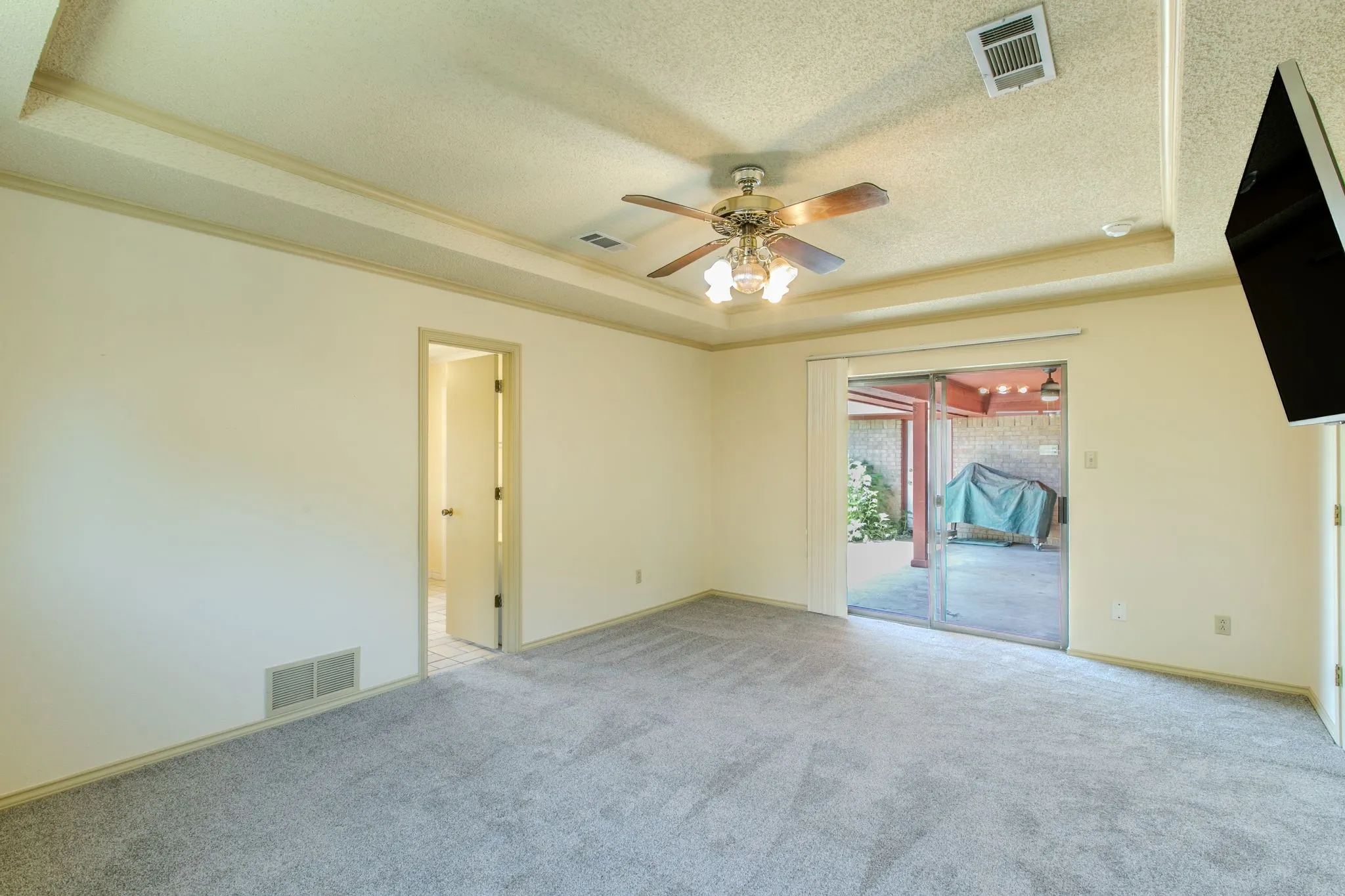Single Family Residence For Sale in Tarrant County , 4400 Kingswick Drive, Arlington, Texas 76016, 4 Bedroom, 3 Bathroom, 2 Garage spaces, 2,742 Sqft, built in 1976, mls#21360415, Real Estate Agent in Arlington, Homes For Sale in Tarrant county, Homes For Sale in Arlington, Realtor in Arlington Texas, Real Estate Brokerage Independent Realty Texas, Luminita Cordes Realtor