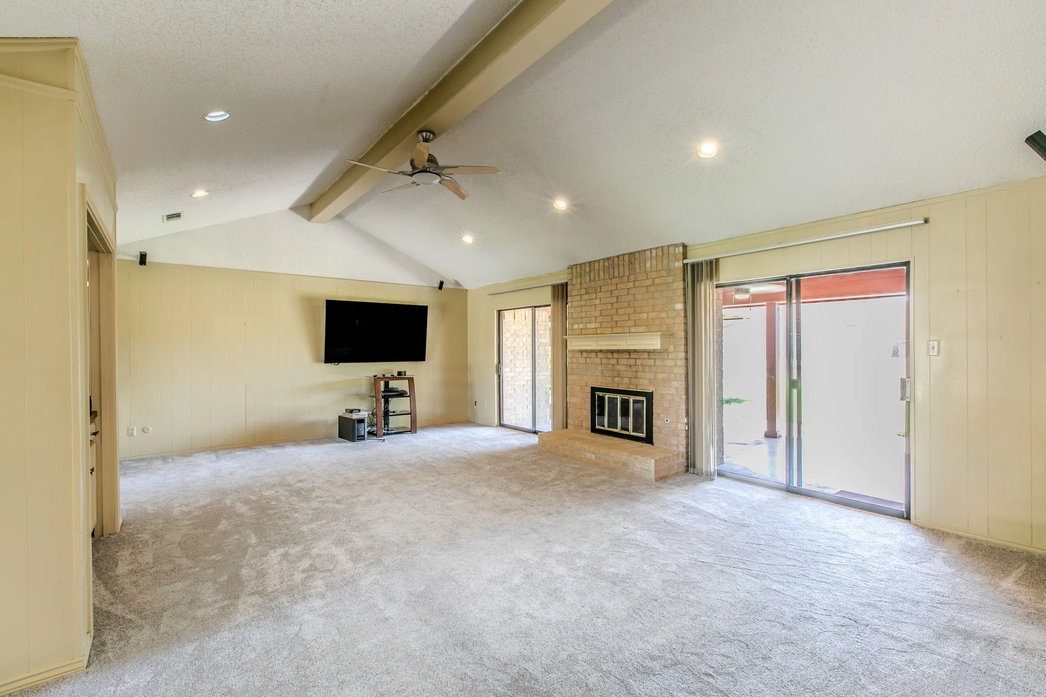 Single Family Residence For Sale in Tarrant County , 4400 Kingswick Drive, Arlington, Texas 76016, 4 Bedroom, 3 Bathroom, 2 Garage spaces, 2,742 Sqft, built in 1976, mls#21360415, Real Estate Agent in Arlington, Homes For Sale in Tarrant county, Homes For Sale in Arlington, Realtor in Arlington Texas, Real Estate Brokerage Independent Realty Texas, Luminita Cordes Realtor