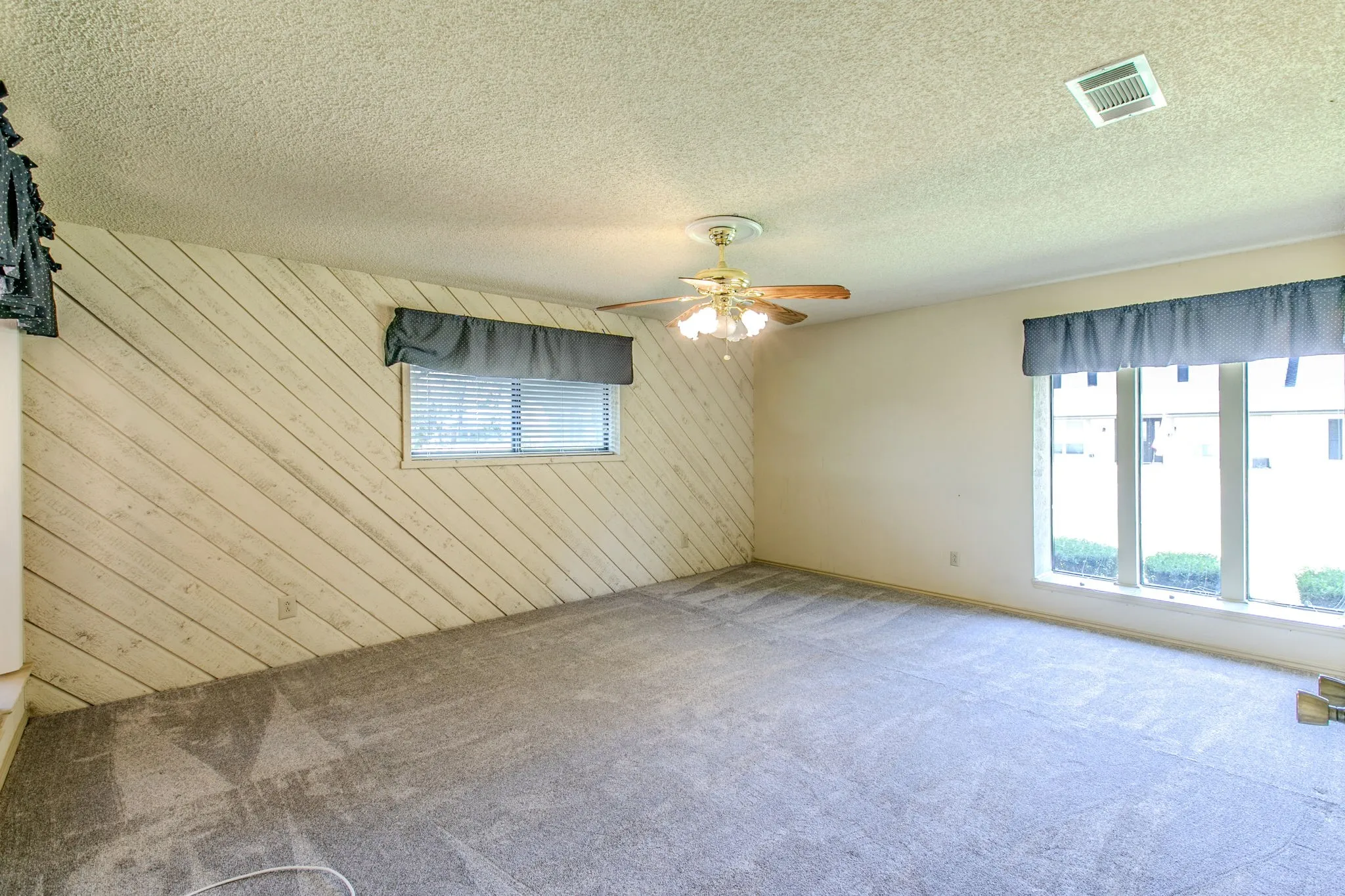 Single Family Residence For Sale in Tarrant County , 4400 Kingswick Drive, Arlington, Texas 76016, 4 Bedroom, 3 Bathroom, 2 Garage spaces, 2,742 Sqft, built in 1976, mls#21360415, Real Estate Agent in Arlington, Homes For Sale in Tarrant county, Homes For Sale in Arlington, Realtor in Arlington Texas, Real Estate Brokerage Independent Realty Texas, Luminita Cordes Realtor