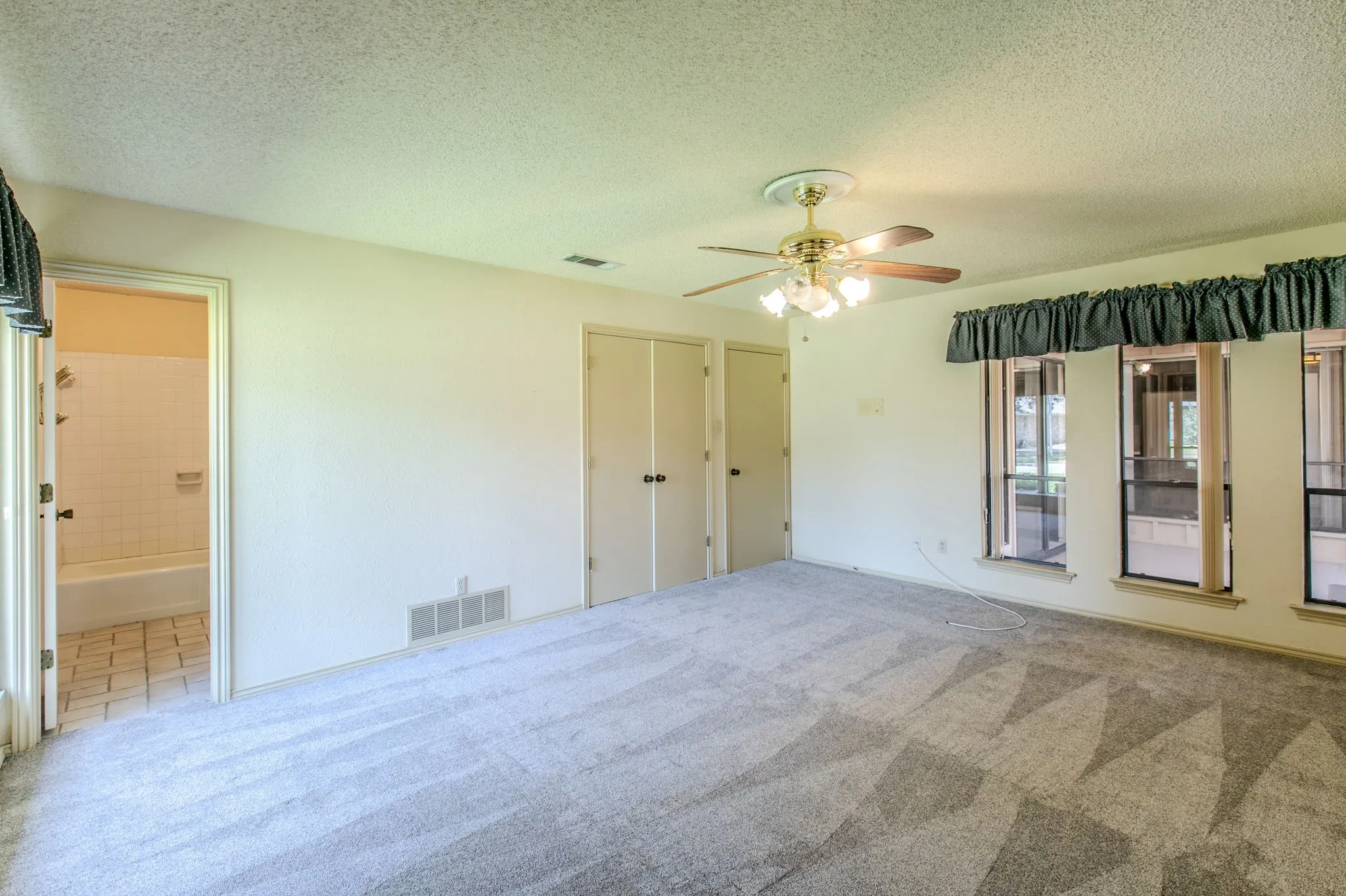 Single Family Residence For Sale in Tarrant County , 4400 Kingswick Drive, Arlington, Texas 76016, 4 Bedroom, 3 Bathroom, 2 Garage spaces, 2,742 Sqft, built in 1976, mls#21360415, Real Estate Agent in Arlington, Homes For Sale in Tarrant county, Homes For Sale in Arlington, Realtor in Arlington Texas, Real Estate Brokerage Independent Realty Texas, Luminita Cordes Realtor