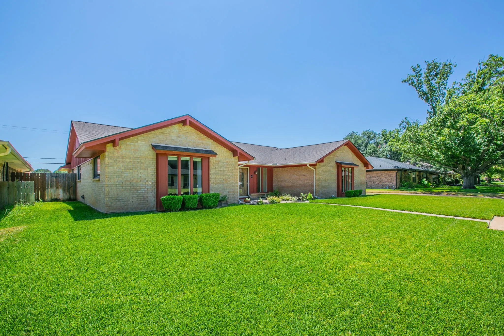 Single Family Residence For Sale in Tarrant County , 4400 Kingswick Drive, Arlington, Texas 76016, 4 Bedroom, 3 Bathroom, 2 Garage spaces, 2,742 Sqft, built in 1976, mls#21360415, Real Estate Agent in Arlington, Homes For Sale in Tarrant county, Homes For Sale in Arlington, Realtor in Arlington Texas, Real Estate Brokerage Independent Realty Texas, Luminita Cordes Realtor
