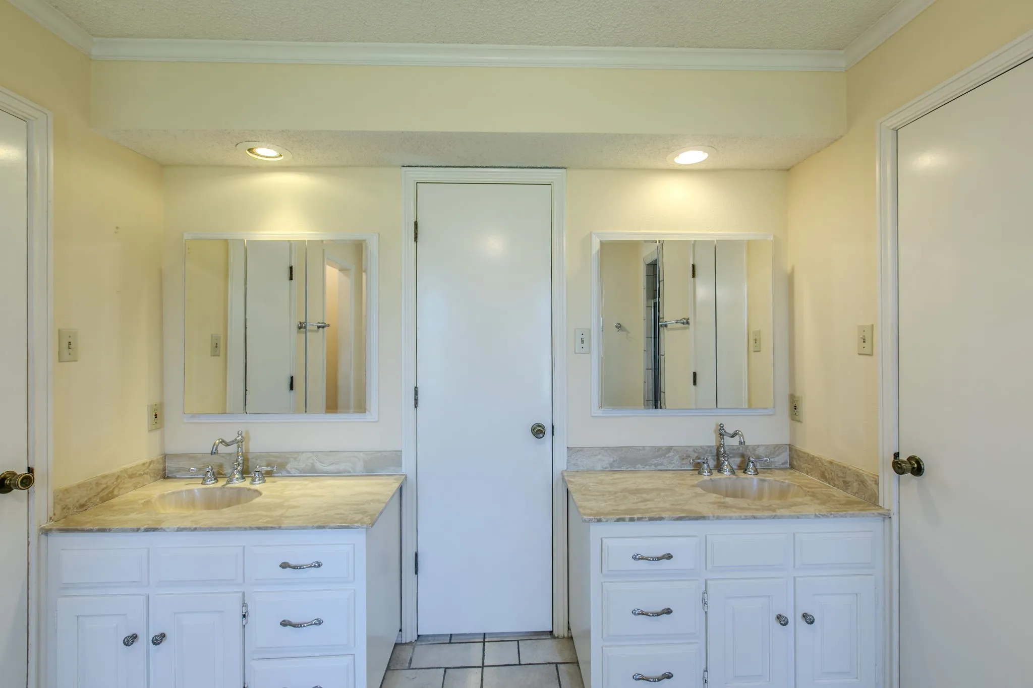 Single Family Residence For Sale in Tarrant County , 4400 Kingswick Drive, Arlington, Texas 76016, 4 Bedroom, 3 Bathroom, 2 Garage spaces, 2,742 Sqft, built in 1976, mls#21360415, Real Estate Agent in Arlington, Homes For Sale in Tarrant county, Homes For Sale in Arlington, Realtor in Arlington Texas, Real Estate Brokerage Independent Realty Texas, Luminita Cordes Realtor