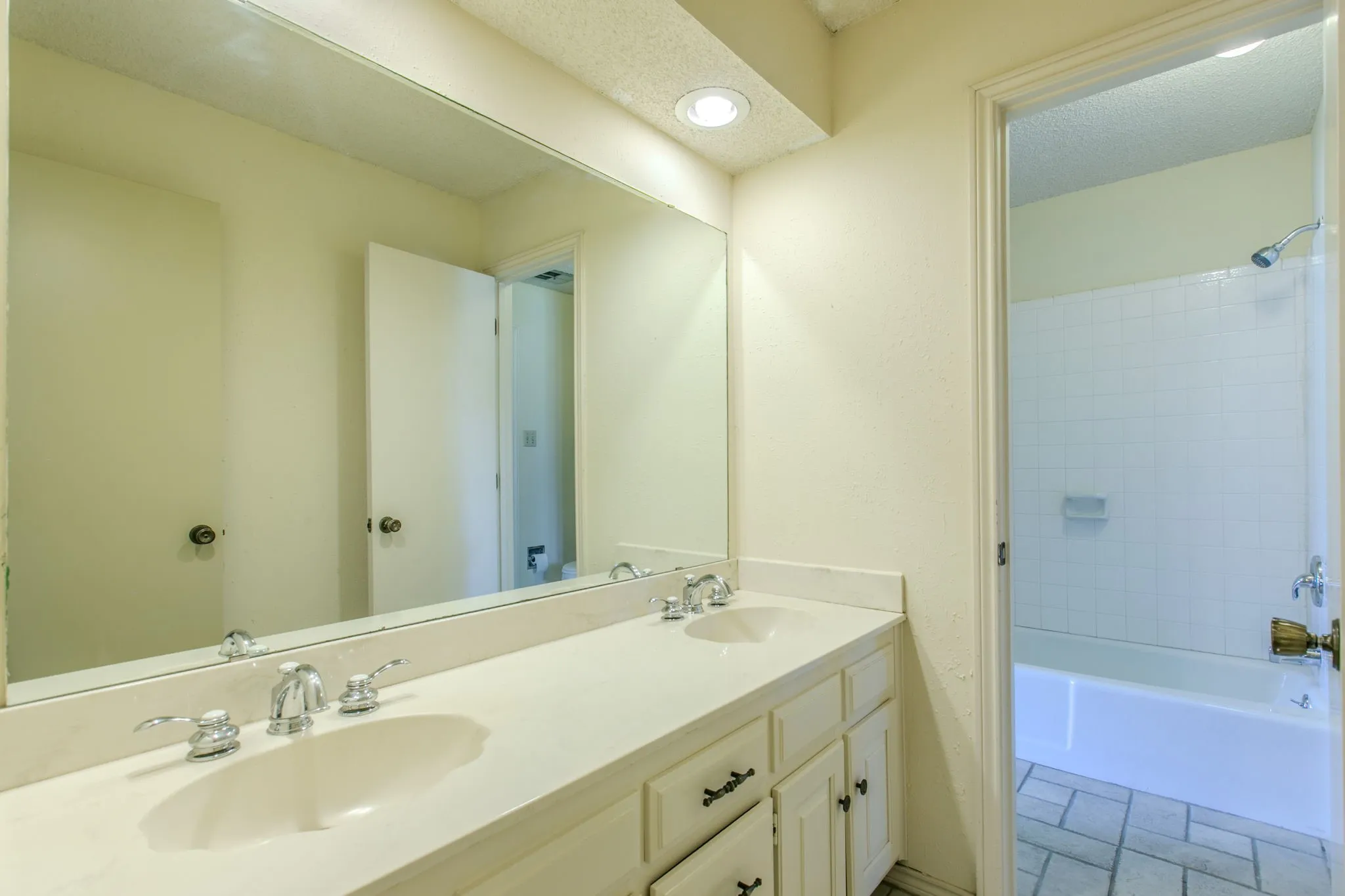 Single Family Residence For Sale in Tarrant County , 4400 Kingswick Drive, Arlington, Texas 76016, 4 Bedroom, 3 Bathroom, 2 Garage spaces, 2,742 Sqft, built in 1976, mls#21360415, Real Estate Agent in Arlington, Homes For Sale in Tarrant county, Homes For Sale in Arlington, Realtor in Arlington Texas, Real Estate Brokerage Independent Realty Texas, Luminita Cordes Realtor