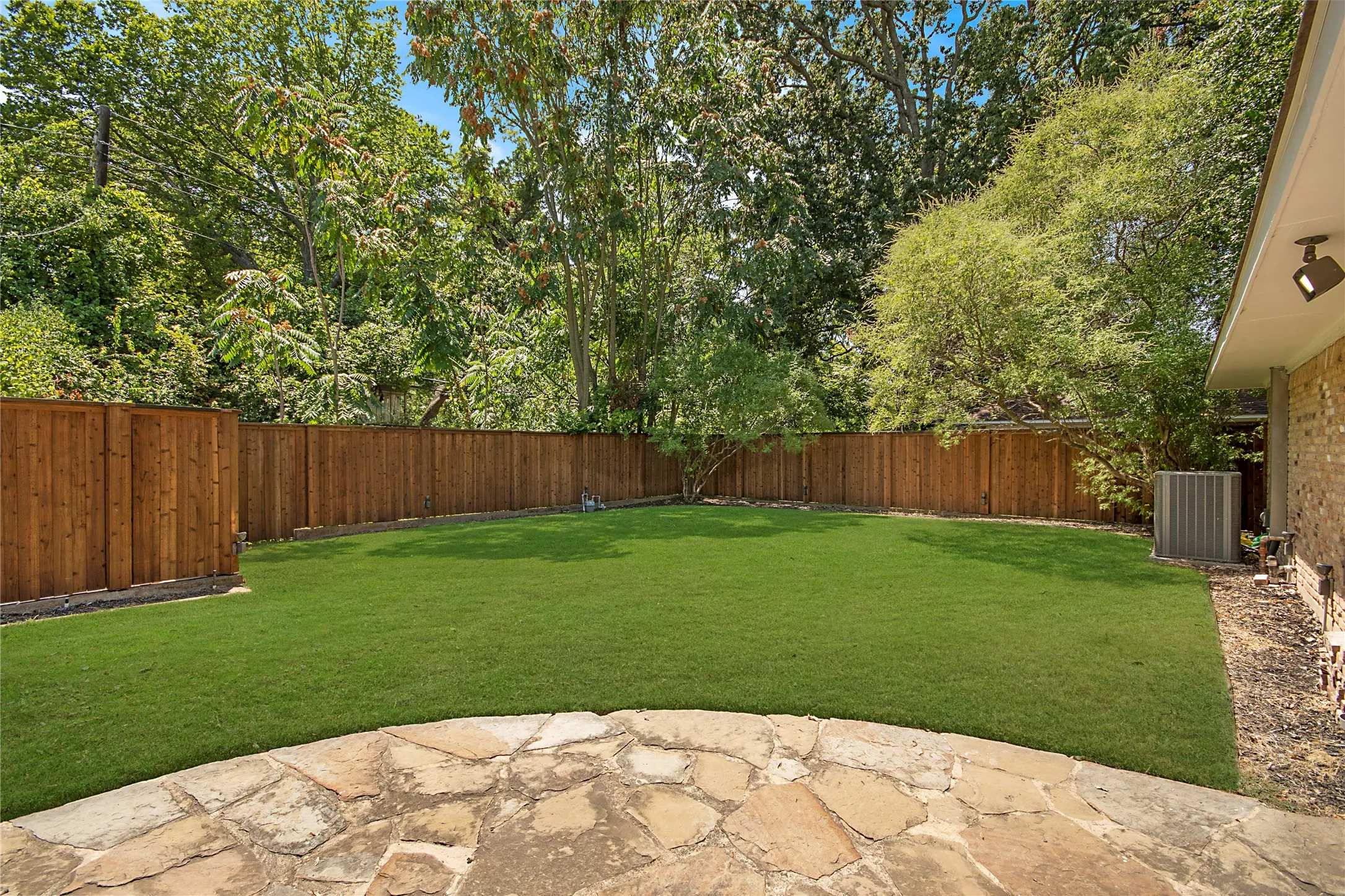 Single Family Residence For Sale in Dallas County , 1049 Forest Grove Drive, Dallas, Texas 75218, 3 Bedroom, 3 Bathroom, 2 Garage spaces, 2,550 Sqft, built in 1969, mls#21358264, Real Estate Agent in Dallas, Homes For Sale in Dallas county, Homes For Sale in Dallas, Realtor in Dallas Texas, Real Estate Brokerage Independent Realty Texas, Luminita Cordes Realtor