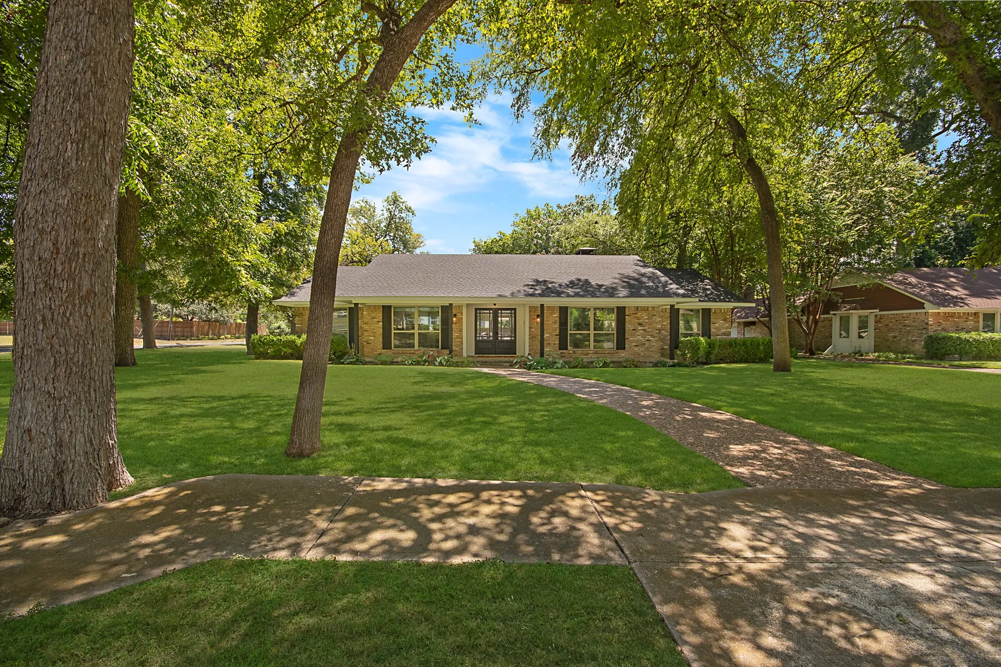 Single Family Residence For Sale in Dallas County , 1049 Forest Grove Drive, Dallas, Texas 75218, 3 Bedroom, 3 Bathroom, 2 Garage spaces, 2,550 Sqft, built in 1969, mls#21358264, Real Estate Agent in Dallas, Homes For Sale in Dallas county, Homes For Sale in Dallas, Realtor in Dallas Texas, Real Estate Brokerage Independent Realty Texas, Luminita Cordes Realtor