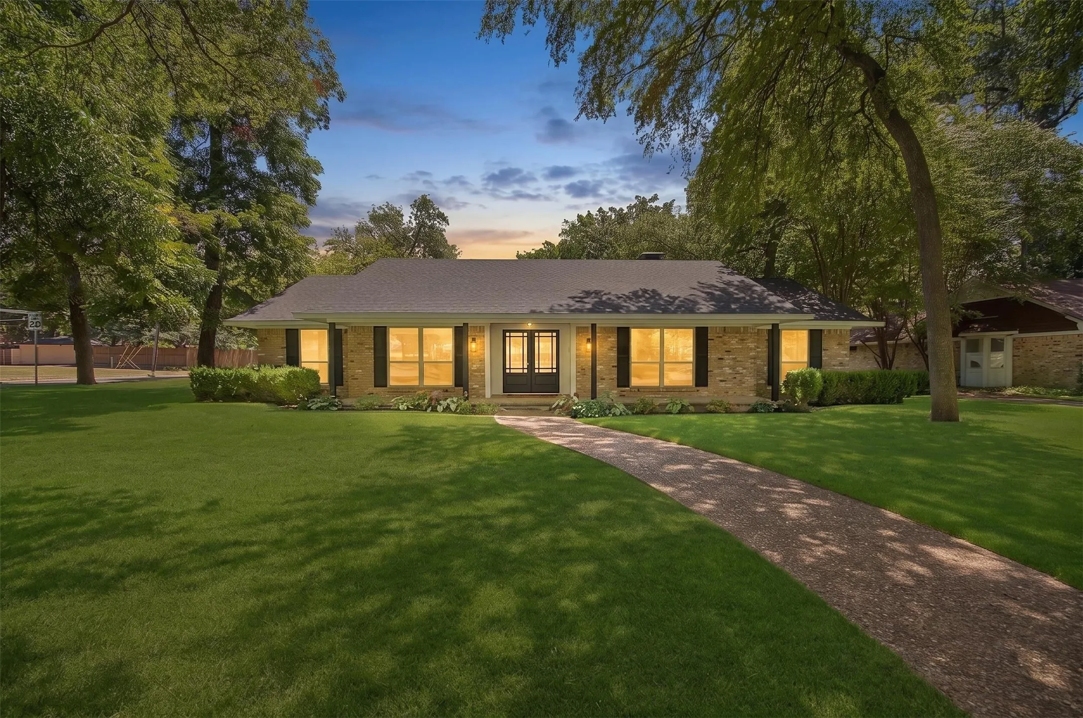 Single Family Residence For Sale in Dallas County , 1049 Forest Grove Drive, Dallas, Texas 75218, 3 Bedroom, 3 Bathroom, 2 Garage spaces, 2,550 Sqft, built in 1969, mls#21358264, Real Estate Agent in Dallas, Homes For Sale in Dallas county, Homes For Sale in Dallas, Realtor in Dallas Texas, Real Estate Brokerage Independent Realty Texas, Luminita Cordes Realtor