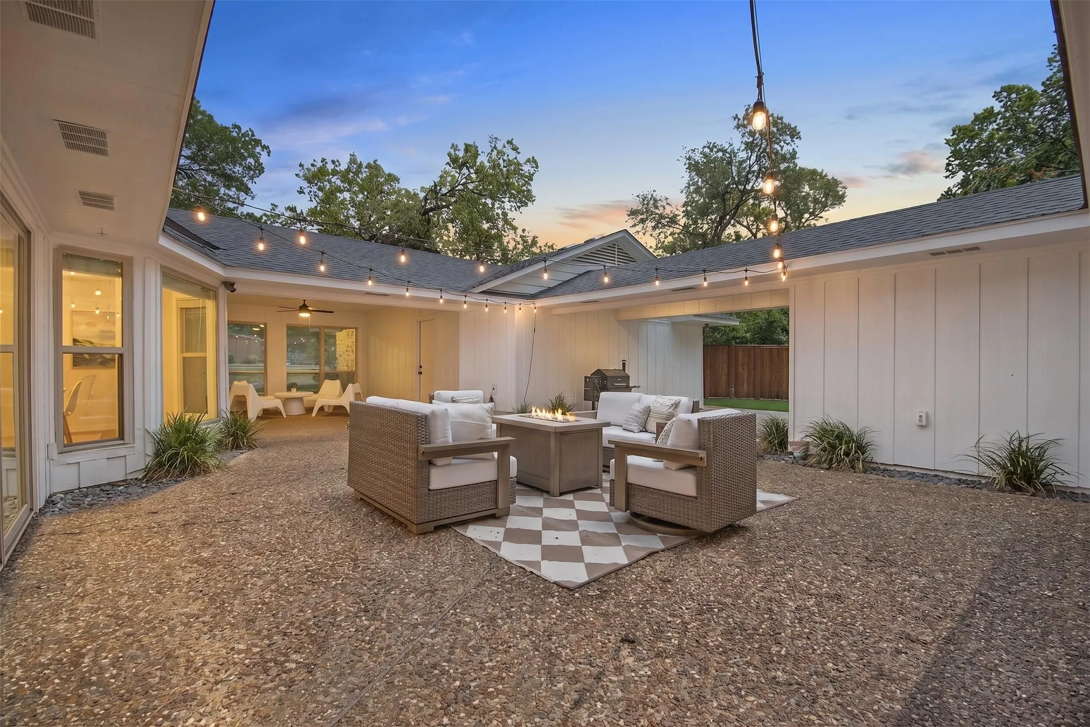 Single Family Residence For Sale in Dallas County , 1049 Forest Grove Drive, Dallas, Texas 75218, 3 Bedroom, 3 Bathroom, 2 Garage spaces, 2,550 Sqft, built in 1969, mls#21358264, Real Estate Agent in Dallas, Homes For Sale in Dallas county, Homes For Sale in Dallas, Realtor in Dallas Texas, Real Estate Brokerage Independent Realty Texas, Luminita Cordes Realtor