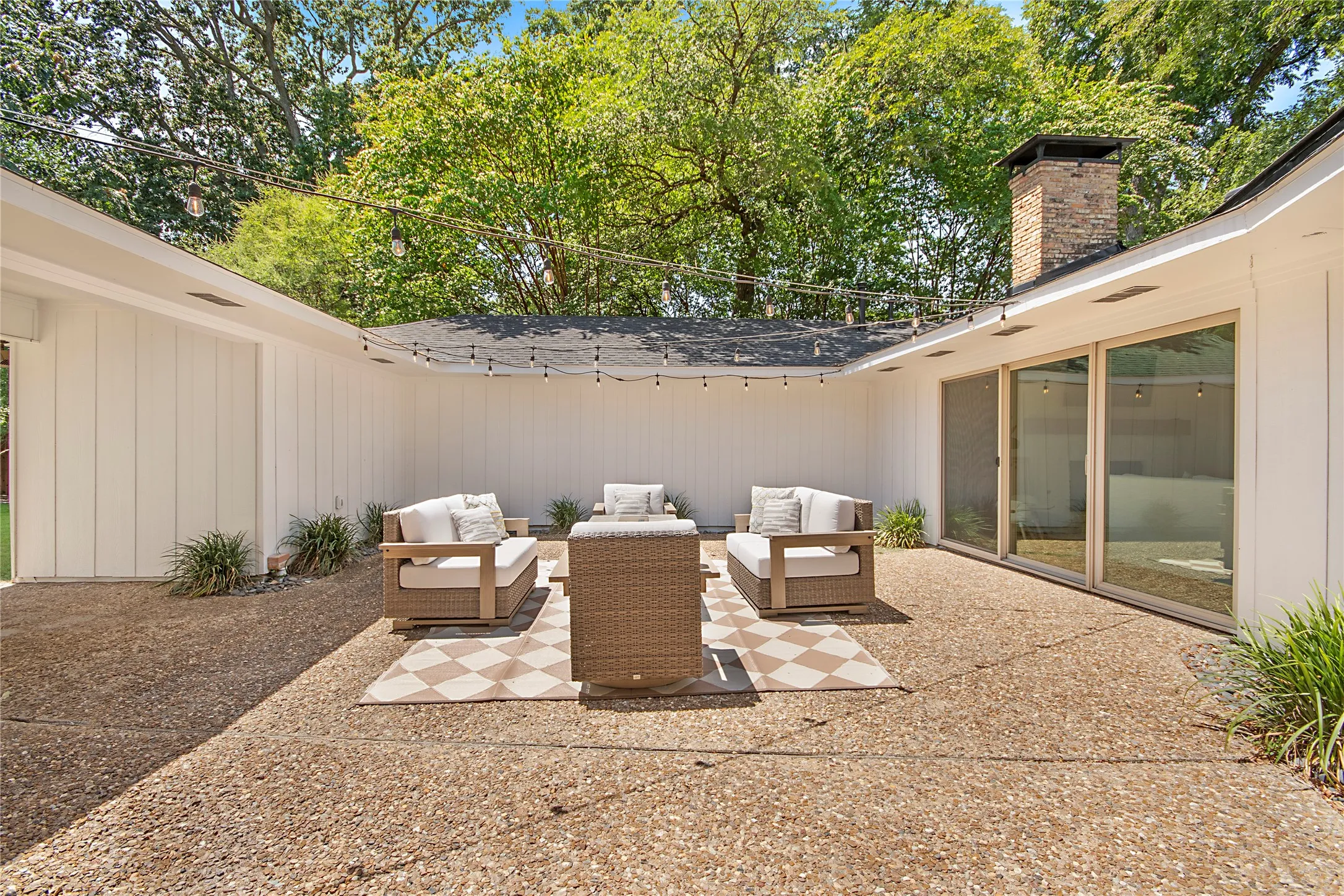 Single Family Residence For Sale in Dallas County , 1049 Forest Grove Drive, Dallas, Texas 75218, 3 Bedroom, 3 Bathroom, 2 Garage spaces, 2,550 Sqft, built in 1969, mls#21358264, Real Estate Agent in Dallas, Homes For Sale in Dallas county, Homes For Sale in Dallas, Realtor in Dallas Texas, Real Estate Brokerage Independent Realty Texas, Luminita Cordes Realtor