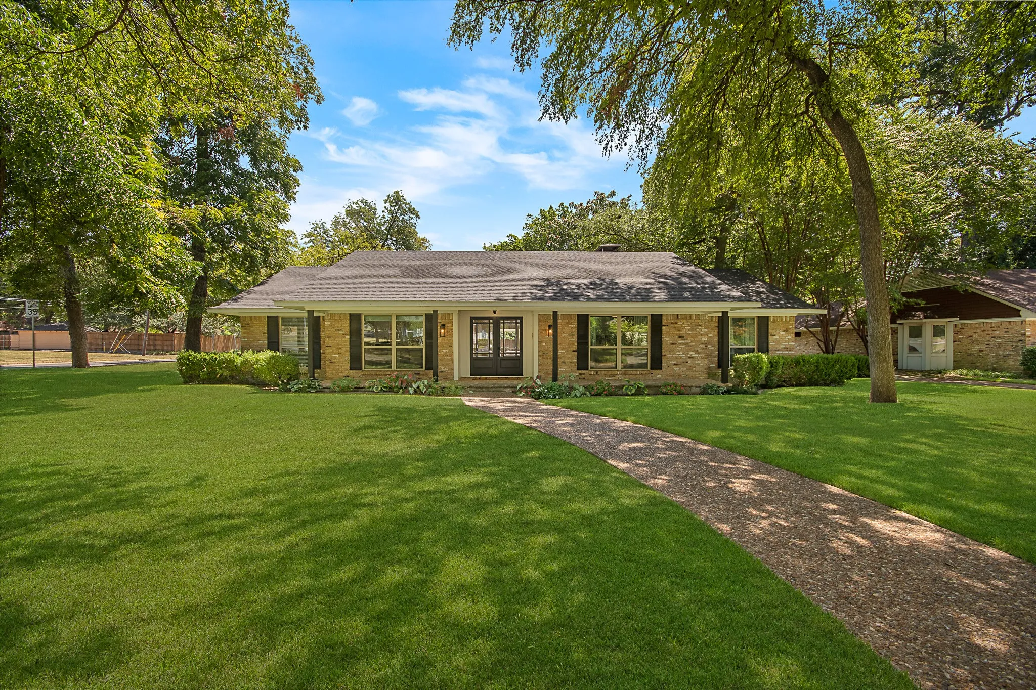 Single Family Residence For Sale in Dallas County , 1049 Forest Grove Drive, Dallas, Texas 75218, 3 Bedroom, 3 Bathroom, 2 Garage spaces, 2,550 Sqft, built in 1969, mls#21358264, Real Estate Agent in Dallas, Homes For Sale in Dallas county, Homes For Sale in Dallas, Realtor in Dallas Texas, Real Estate Brokerage Independent Realty Texas, Luminita Cordes Realtor