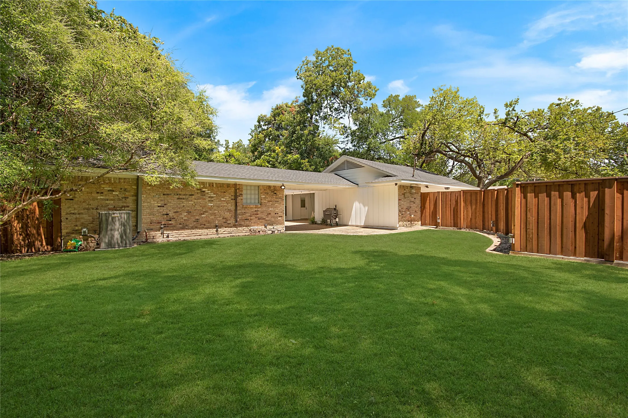 Single Family Residence For Sale in Dallas County , 1049 Forest Grove Drive, Dallas, Texas 75218, 3 Bedroom, 3 Bathroom, 2 Garage spaces, 2,550 Sqft, built in 1969, mls#21358264, Real Estate Agent in Dallas, Homes For Sale in Dallas county, Homes For Sale in Dallas, Realtor in Dallas Texas, Real Estate Brokerage Independent Realty Texas, Luminita Cordes Realtor