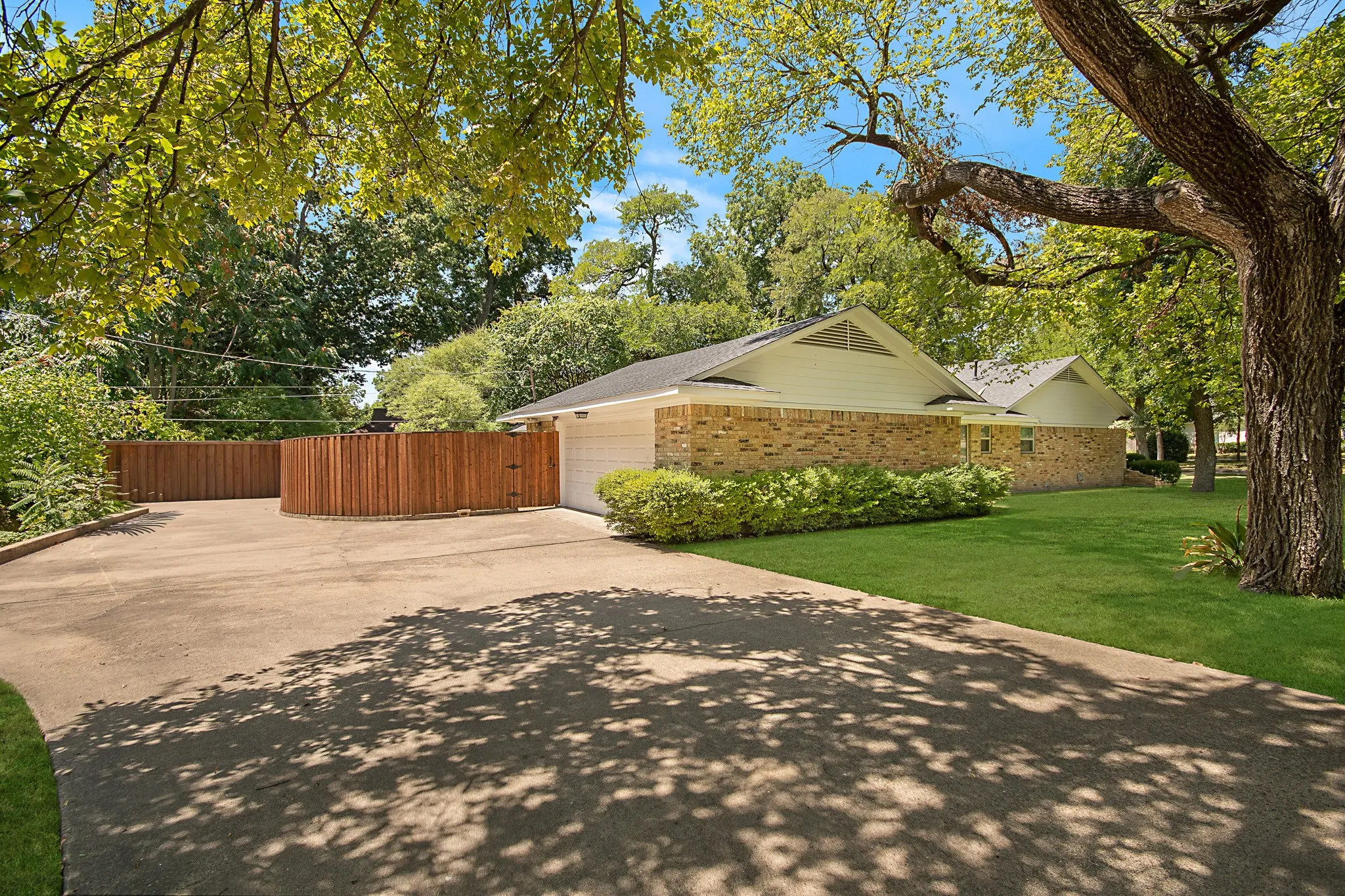 Single Family Residence For Sale in Dallas County , 1049 Forest Grove Drive, Dallas, Texas 75218, 3 Bedroom, 3 Bathroom, 2 Garage spaces, 2,550 Sqft, built in 1969, mls#21358264, Real Estate Agent in Dallas, Homes For Sale in Dallas county, Homes For Sale in Dallas, Realtor in Dallas Texas, Real Estate Brokerage Independent Realty Texas, Luminita Cordes Realtor