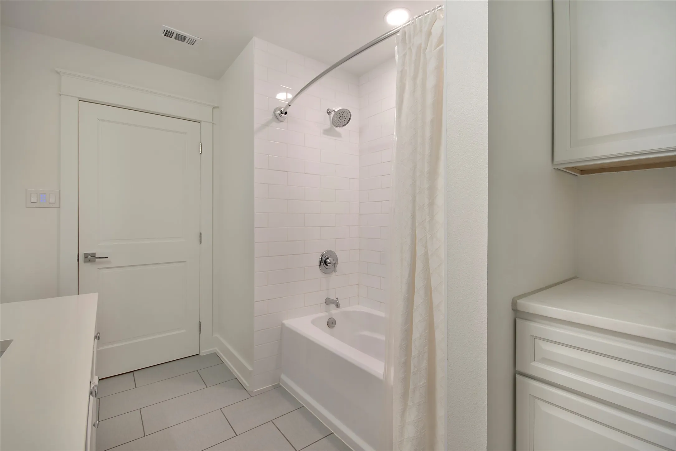 Single Family Residence For Sale in Dallas County , 1049 Forest Grove Drive, Dallas, Texas 75218, 3 Bedroom, 3 Bathroom, 2 Garage spaces, 2,550 Sqft, built in 1969, mls#21358264, Real Estate Agent in Dallas, Homes For Sale in Dallas county, Homes For Sale in Dallas, Realtor in Dallas Texas, Real Estate Brokerage Independent Realty Texas, Luminita Cordes Realtor