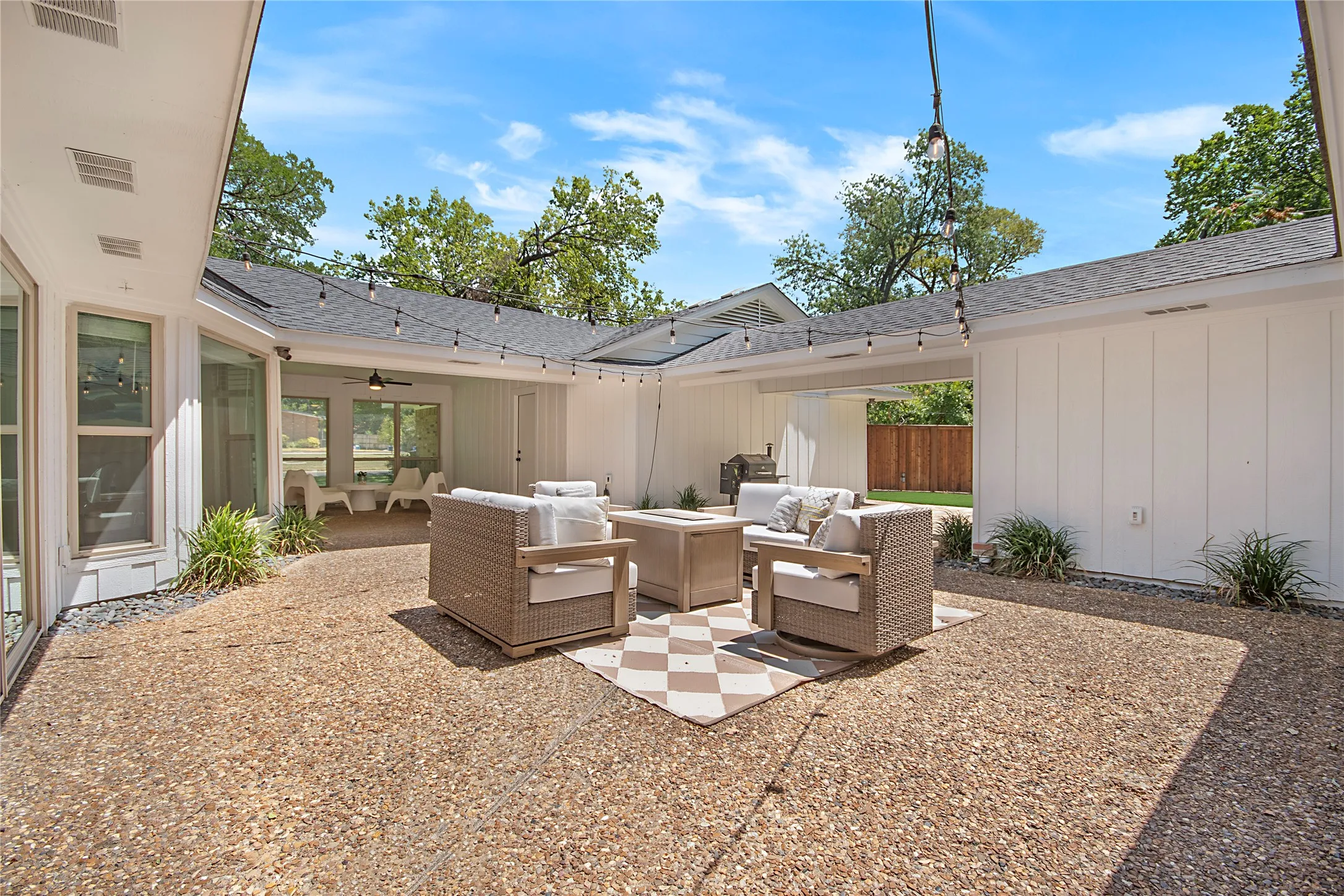 Single Family Residence For Sale in Dallas County , 1049 Forest Grove Drive, Dallas, Texas 75218, 3 Bedroom, 3 Bathroom, 2 Garage spaces, 2,550 Sqft, built in 1969, mls#21358264, Real Estate Agent in Dallas, Homes For Sale in Dallas county, Homes For Sale in Dallas, Realtor in Dallas Texas, Real Estate Brokerage Independent Realty Texas, Luminita Cordes Realtor