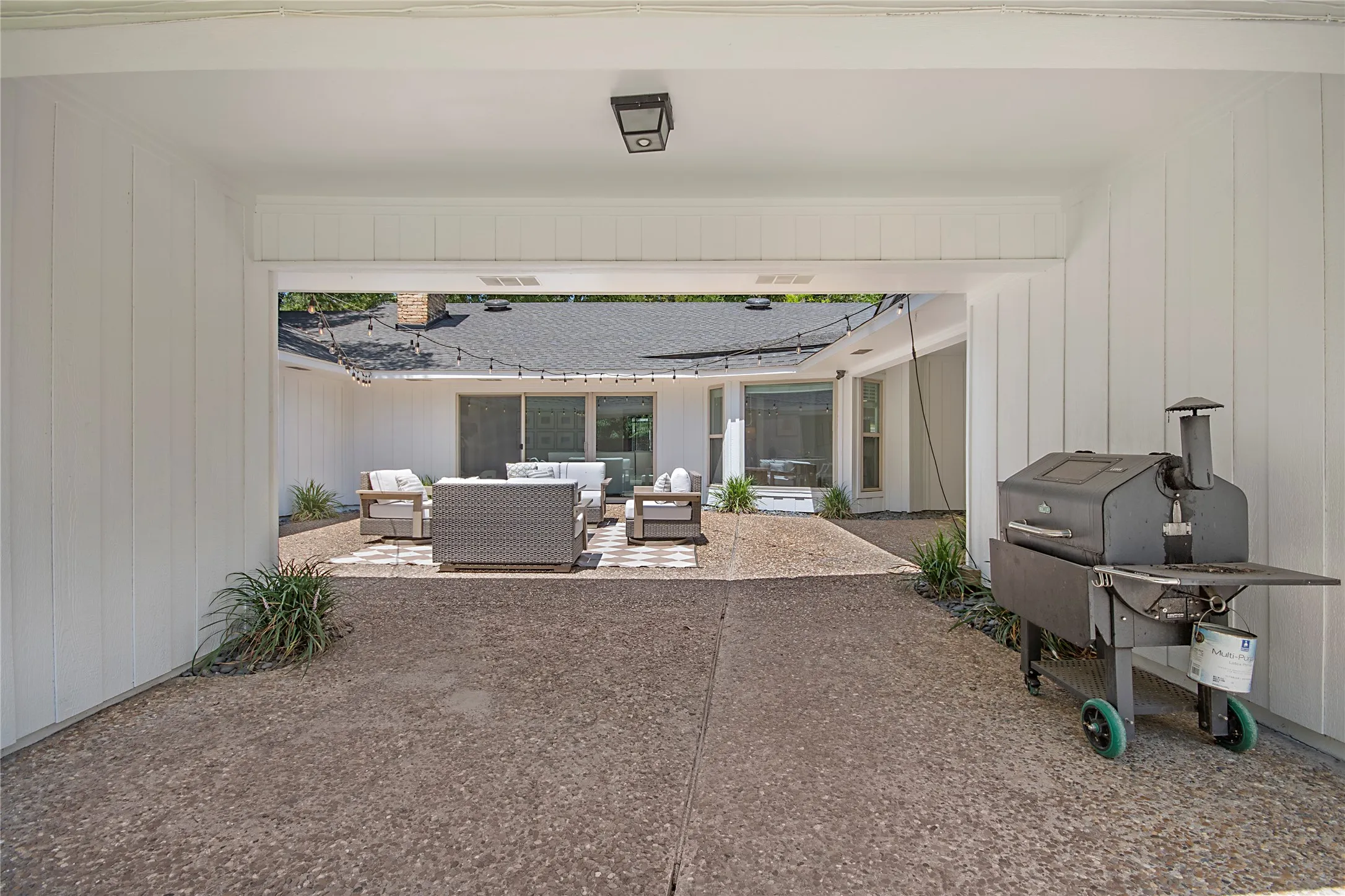 Single Family Residence For Sale in Dallas County , 1049 Forest Grove Drive, Dallas, Texas 75218, 3 Bedroom, 3 Bathroom, 2 Garage spaces, 2,550 Sqft, built in 1969, mls#21358264, Real Estate Agent in Dallas, Homes For Sale in Dallas county, Homes For Sale in Dallas, Realtor in Dallas Texas, Real Estate Brokerage Independent Realty Texas, Luminita Cordes Realtor