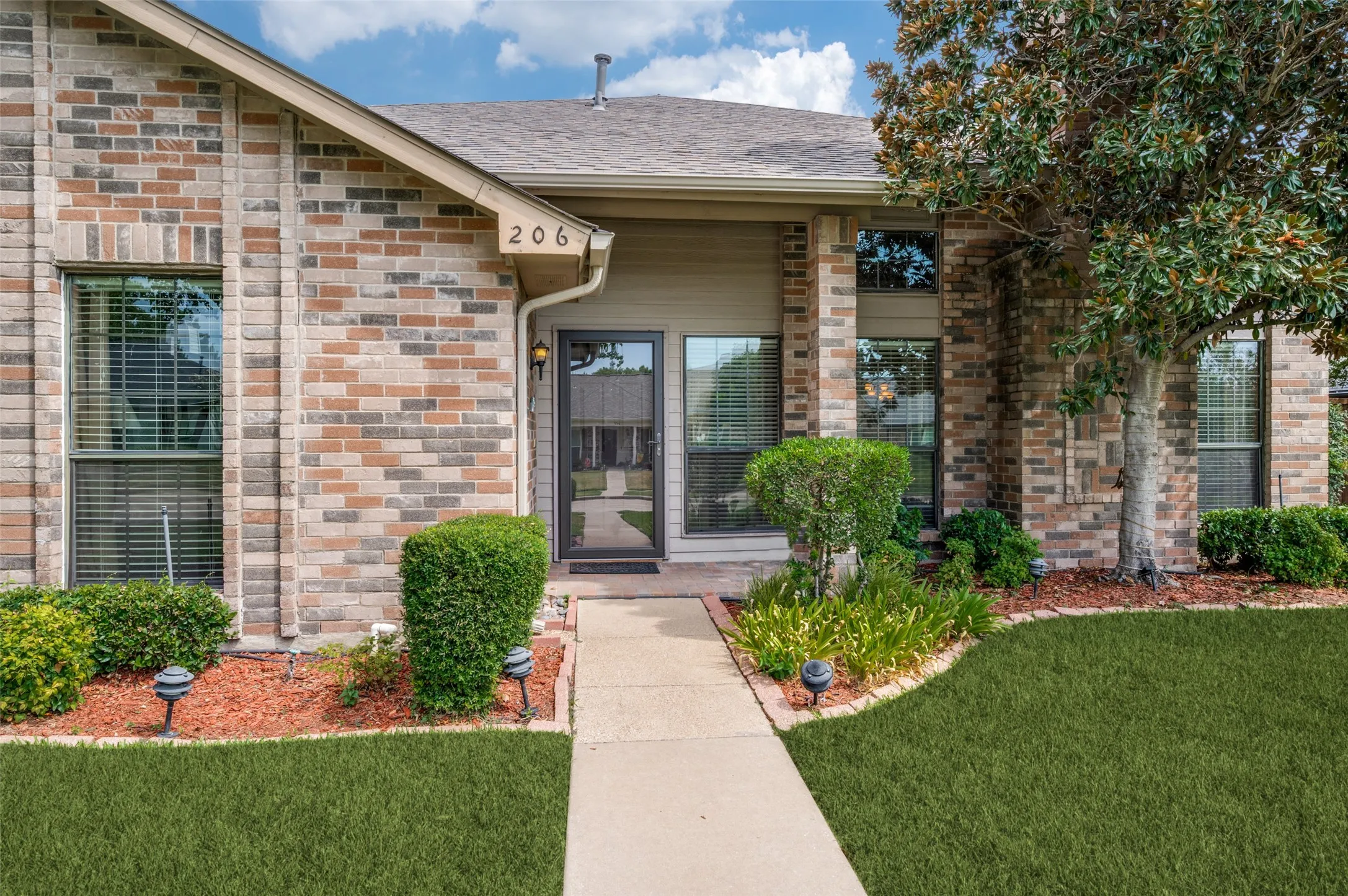 Single Family Residence For Sale in Dallas County , 206 Carolina Court, Coppell, Texas 75019, 3 Bedroom, 2 Bathroom, 2 Garage spaces, 2,041 Sqft, built in 1985, mls#21358150, Real Estate Agent in Coppell, Homes For Sale in Dallas county, Homes For Sale in Coppell, Realtor in Coppell Texas, Real Estate Brokerage Independent Realty Texas, Luminita Cordes Realtor