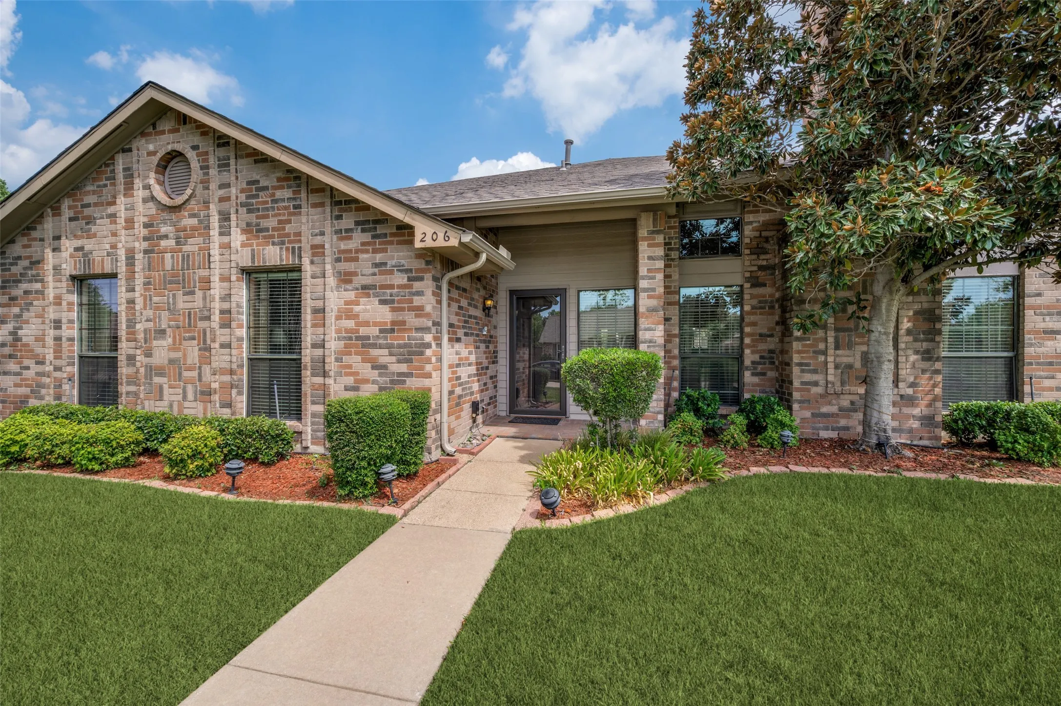 Single Family Residence For Sale in Dallas County , 206 Carolina Court, Coppell, Texas 75019, 3 Bedroom, 2 Bathroom, 2 Garage spaces, 2,041 Sqft, built in 1985, mls#21358150, Real Estate Agent in Coppell, Homes For Sale in Dallas county, Homes For Sale in Coppell, Realtor in Coppell Texas, Real Estate Brokerage Independent Realty Texas, Luminita Cordes Realtor