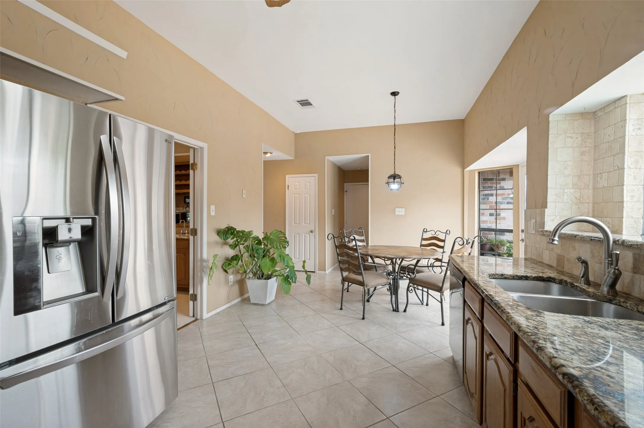 Single Family Residence For Sale in Dallas County , 206 Carolina Court, Coppell, Texas 75019, 3 Bedroom, 2 Bathroom, 2 Garage spaces, 2,041 Sqft, built in 1985, mls#21358150, Real Estate Agent in Coppell, Homes For Sale in Dallas county, Homes For Sale in Coppell, Realtor in Coppell Texas, Real Estate Brokerage Independent Realty Texas, Luminita Cordes Realtor